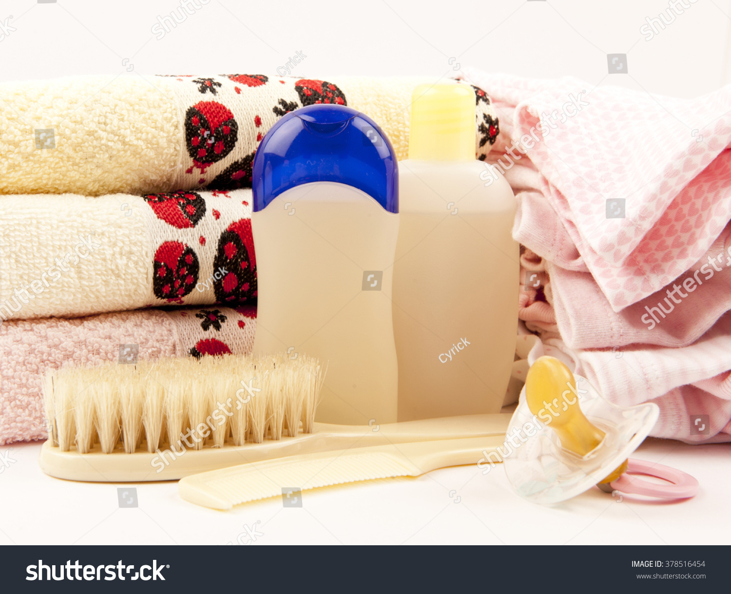 婴儿梳子、毛巾、奶嘴、洗发水、沐浴露洗婴儿