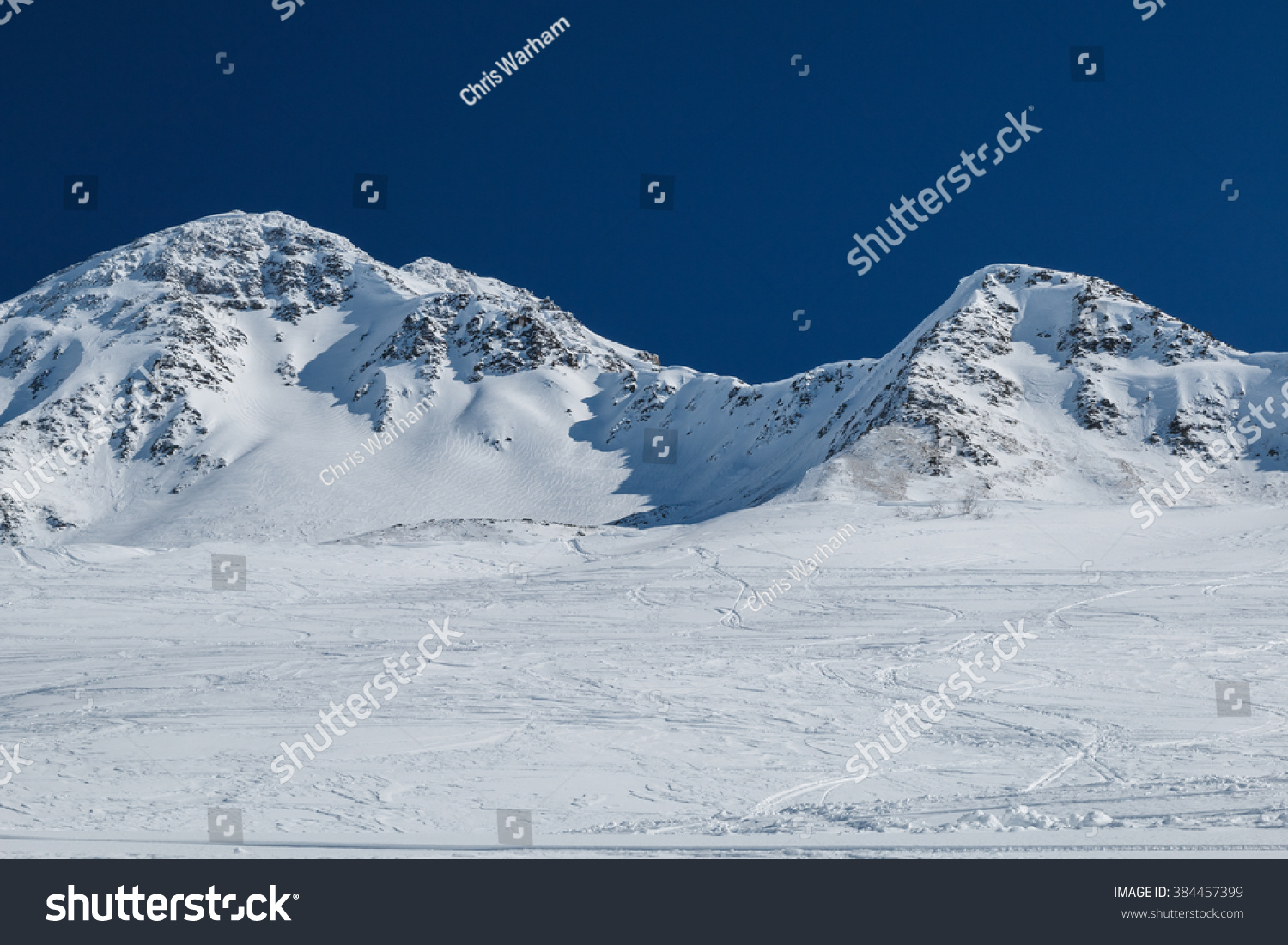 滑雪和滑雪板运动轨迹在雪斜率的山口。深蓝色