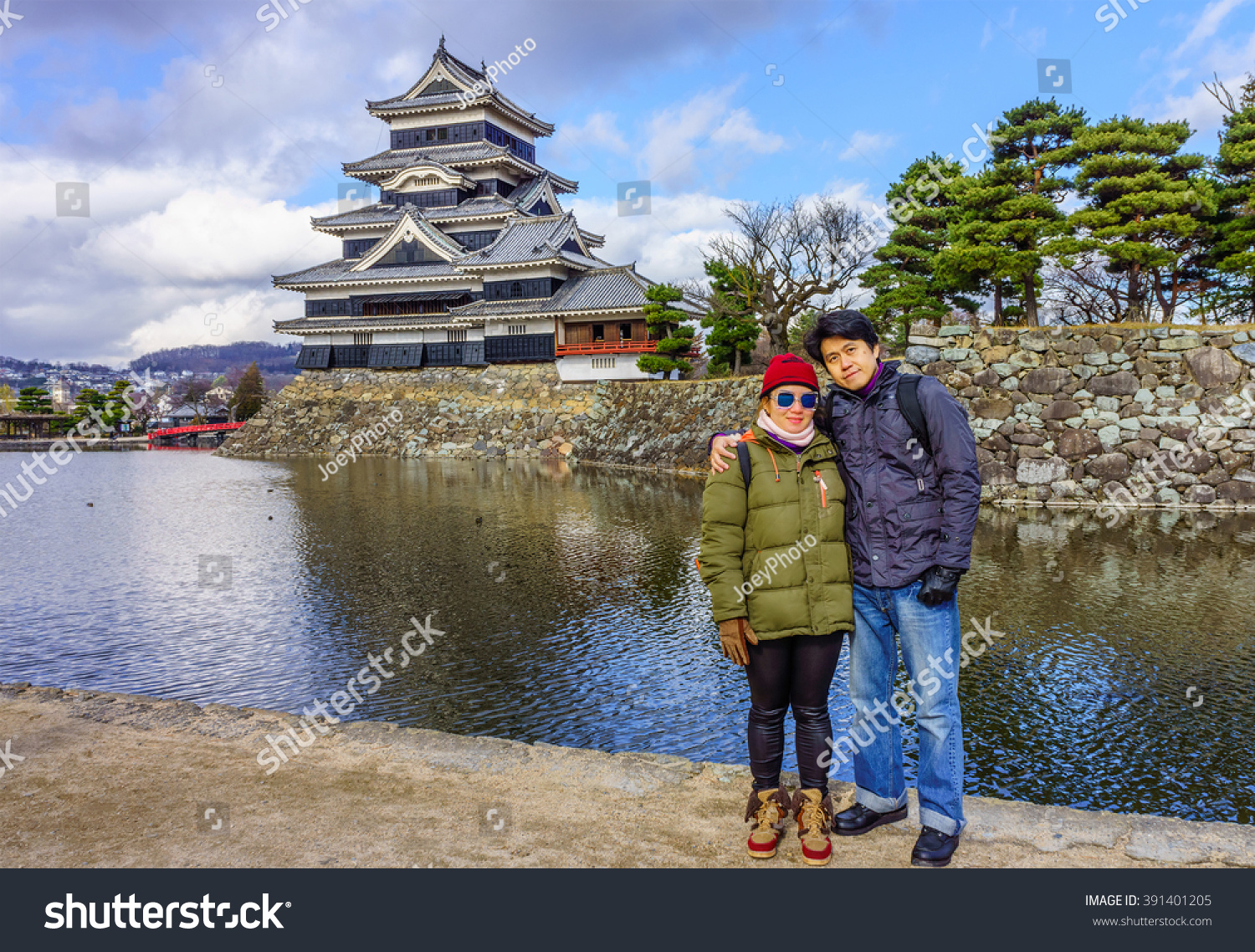 亚洲旅游拥抱在松本城堡。城堡是日本首屈一指