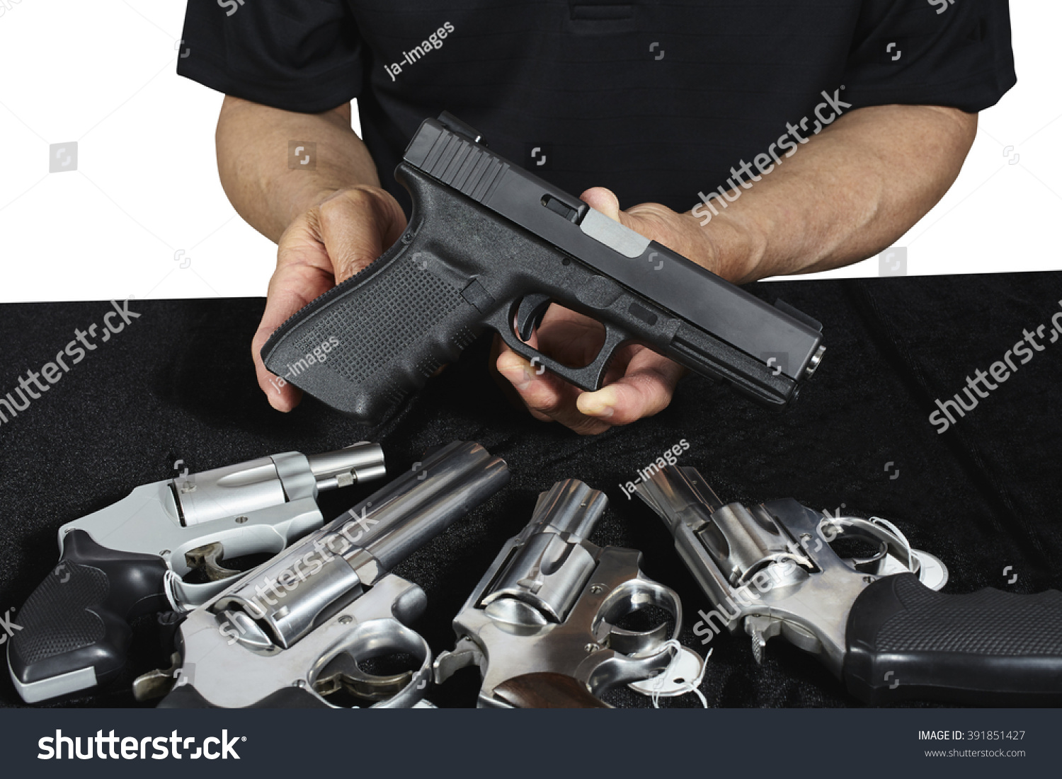 推销员卖手枪和左轮手枪枪展会各类枪支出售-