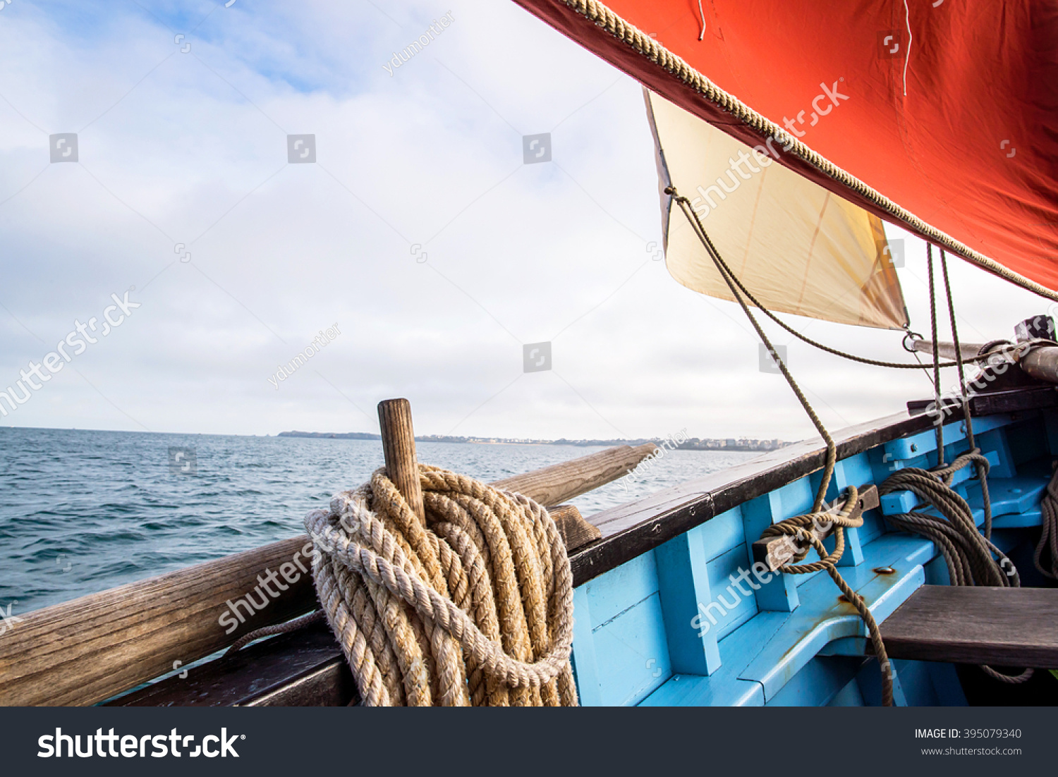 绳子缠绕在一个木夹板固定的船体操纵老式帆船