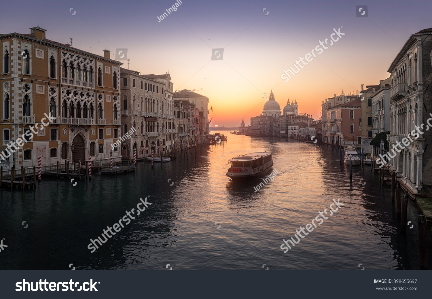 日出雾在威尼斯大运河的渡船上飞离圣玛利亚教
