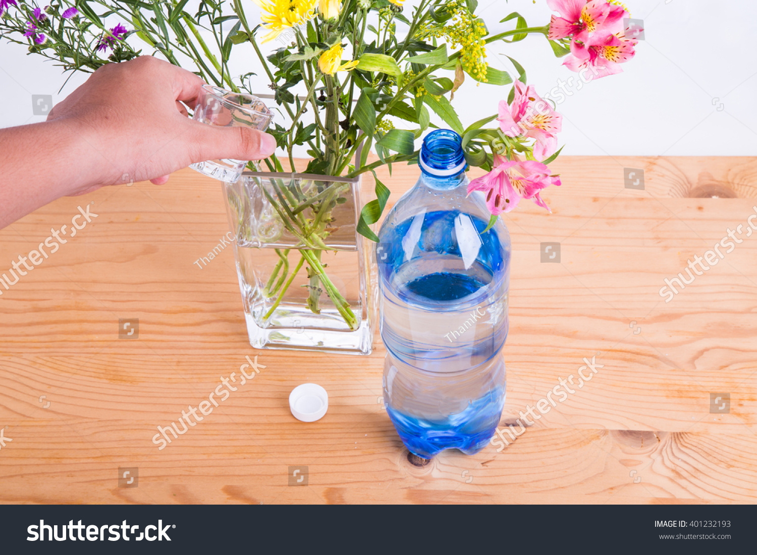 添加一些苏打水成花瓶和水使鲜切花的保鲜。-