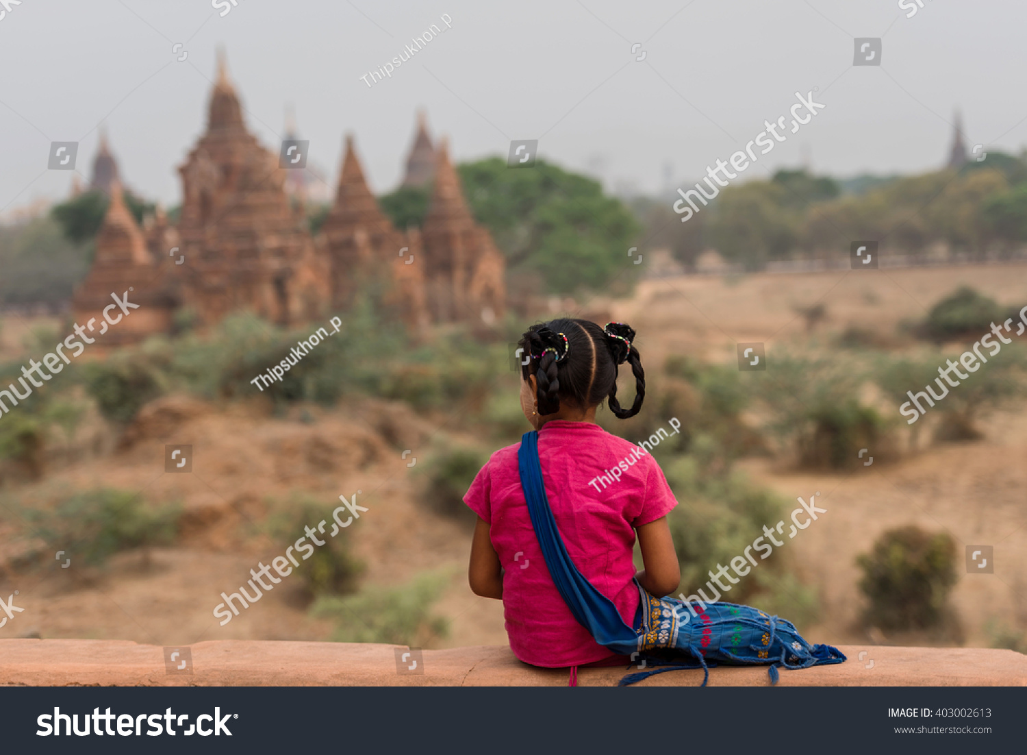 亚洲,缅甸女孩坐在看上去很乐观。-背景\/素材,