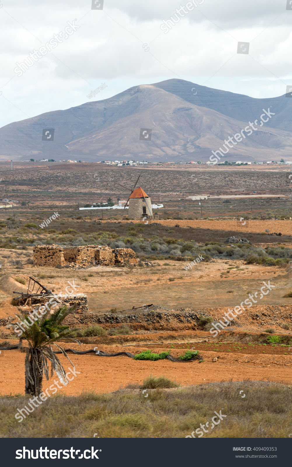 安提瓜村附近的田地和山风景,Fuerteventura,西