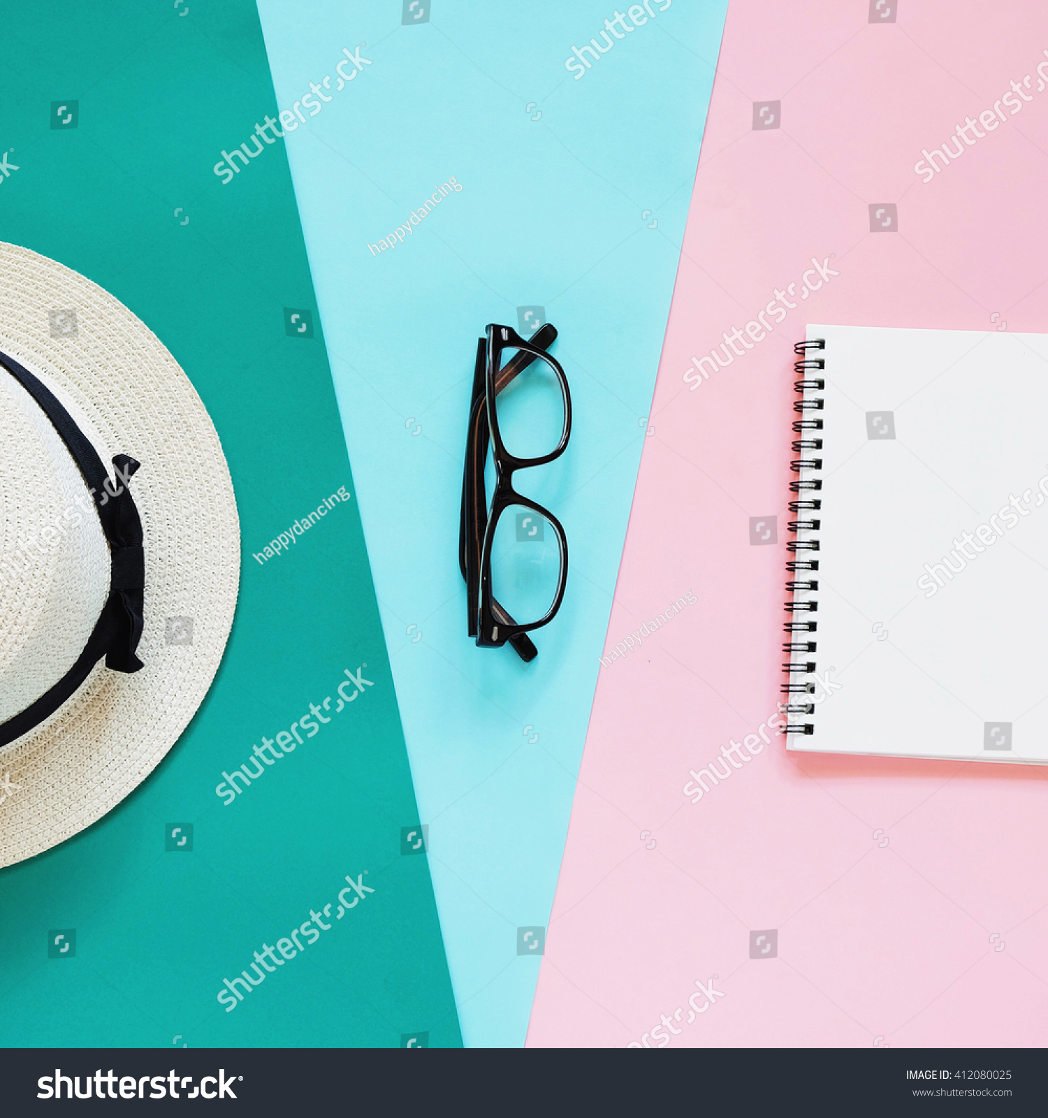 眼镜的照片,巴拿马帽子和笔记本与复制空间背