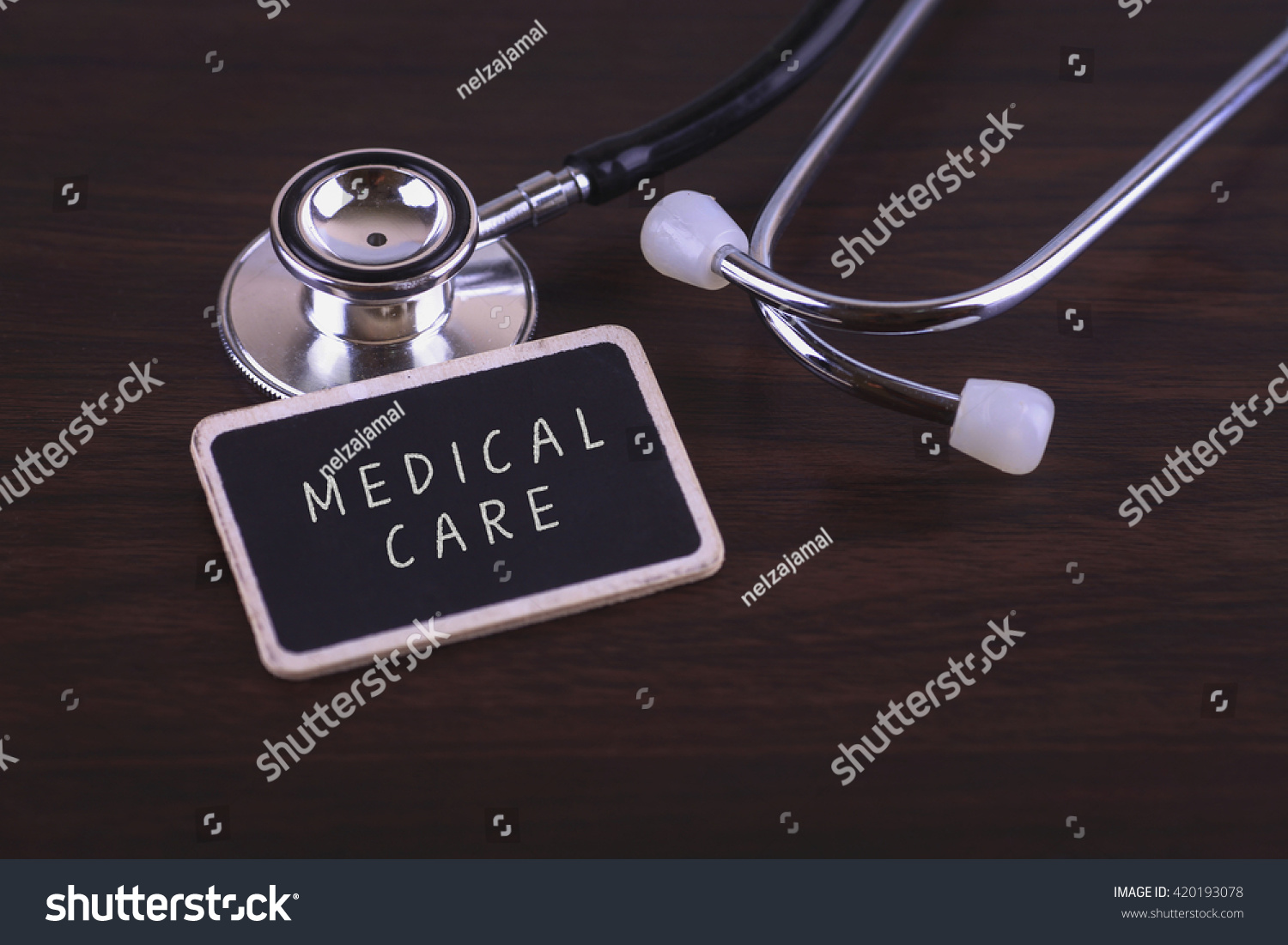 医学概念--医疗单词写在标签标记与听诊器在木