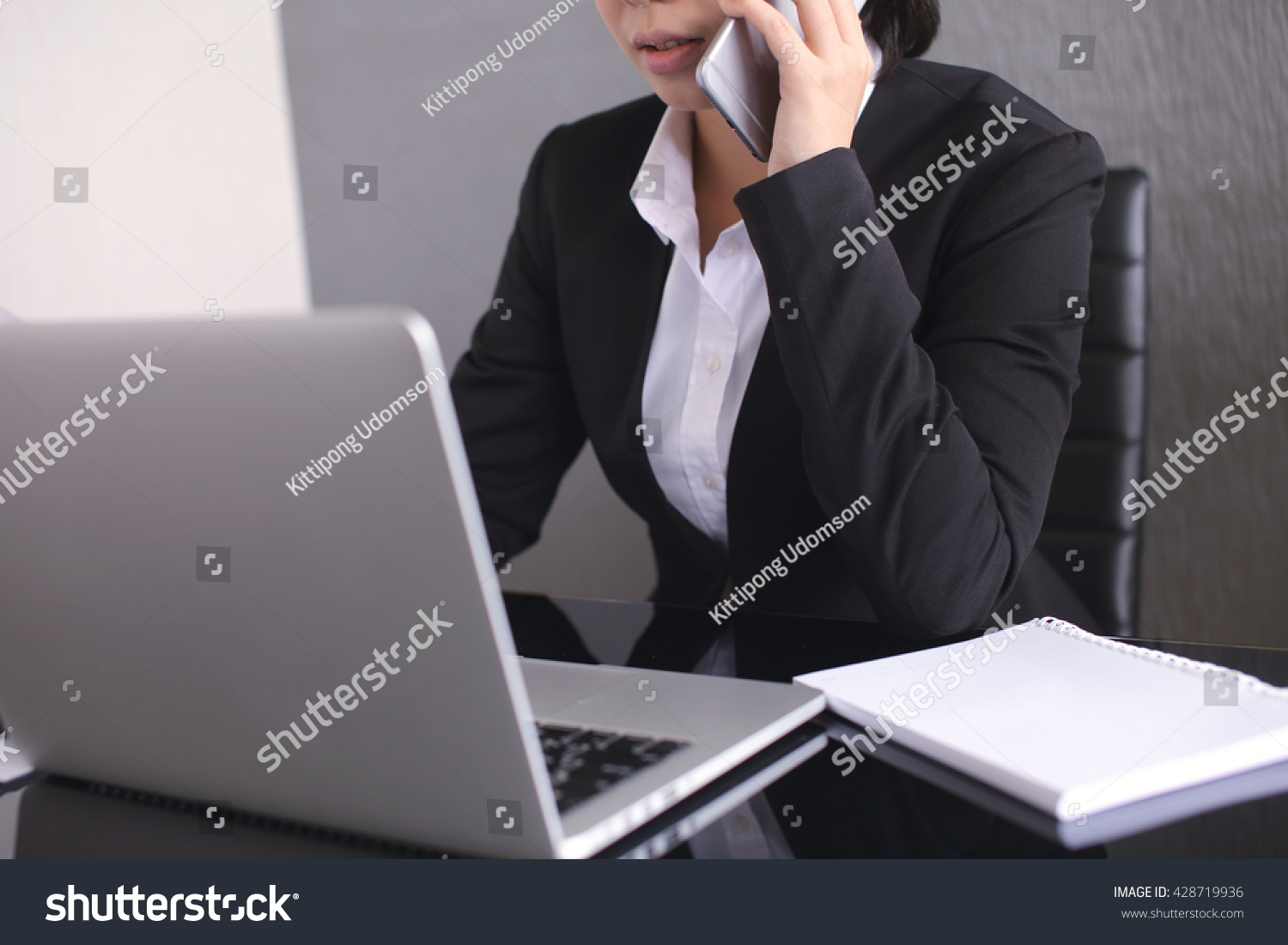 商业女性在办公室工作与笔记本和文档和沟通注