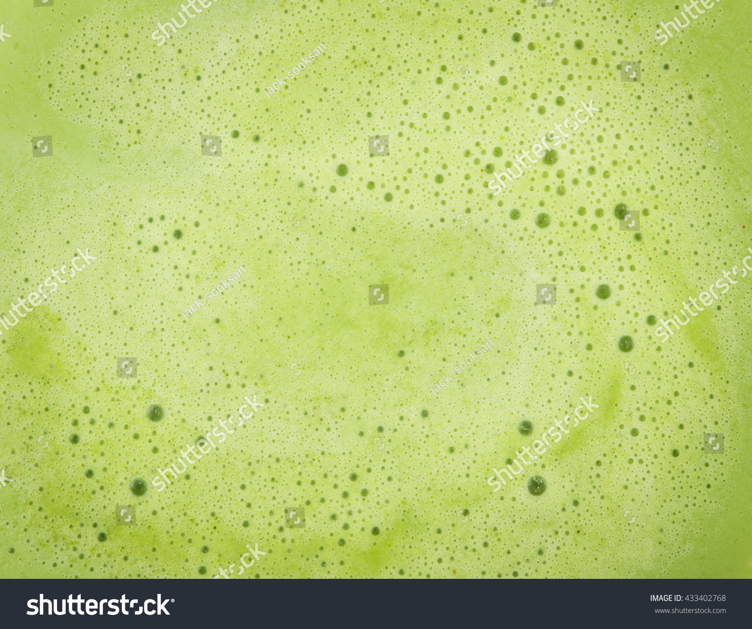 背景密切关注融化绿茶冰淇淋有小气泡浮在表面