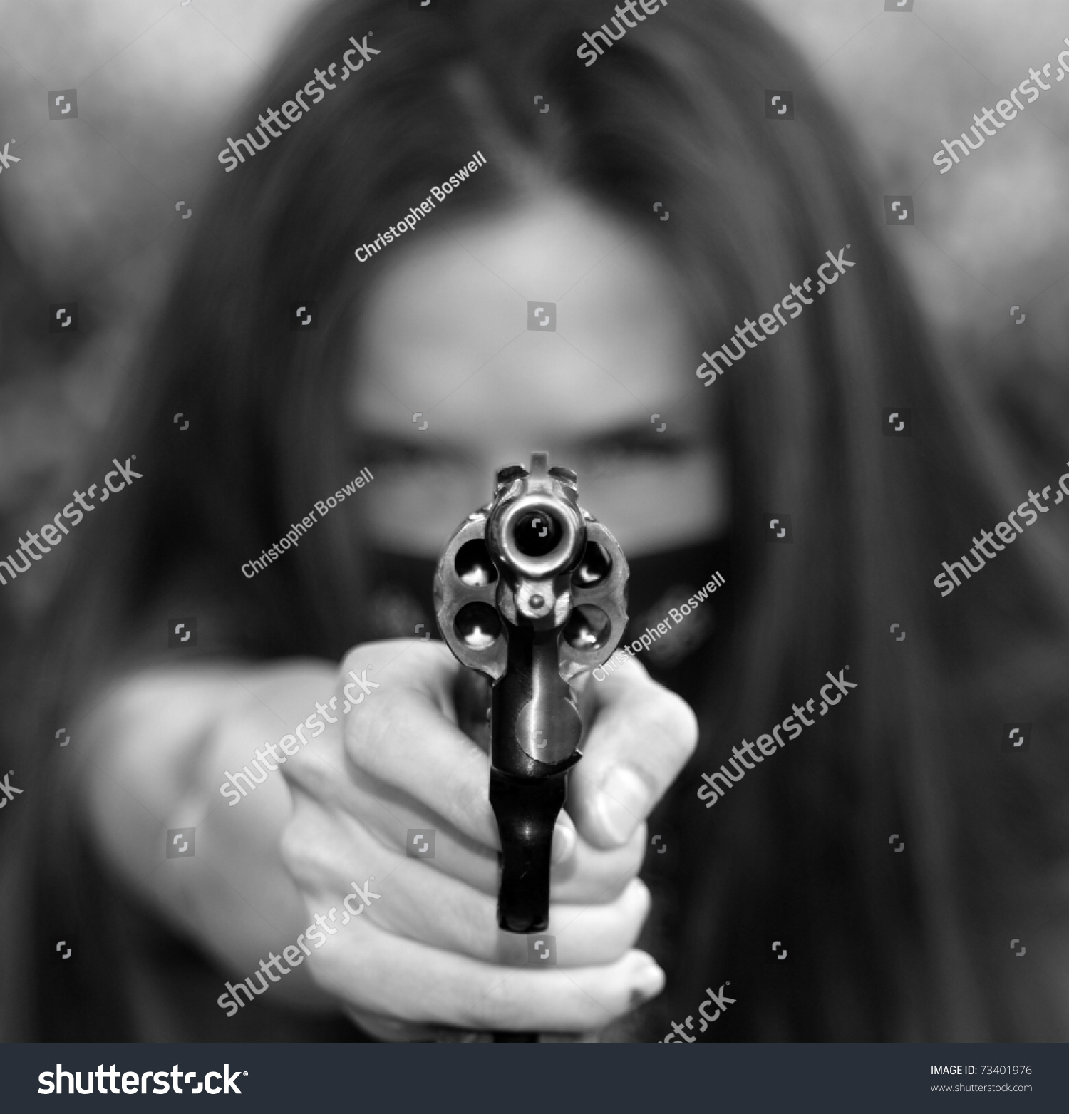 枪的女孩点38口径手枪翘鼻子武器在查看器-人