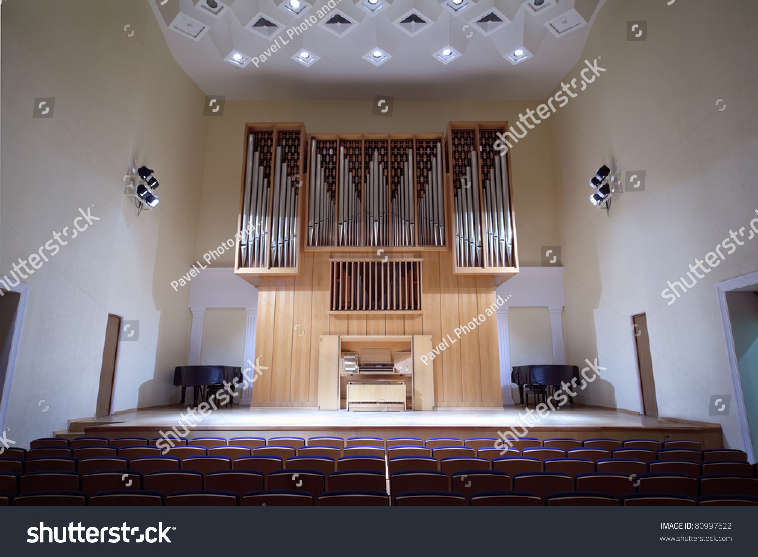 巨大的木制管风琴空音乐厅;排座位-编辑,物体-