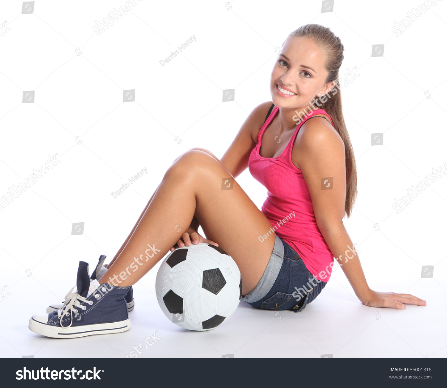 美丽的足球运动员有快乐微笑的少女穿着粉色背