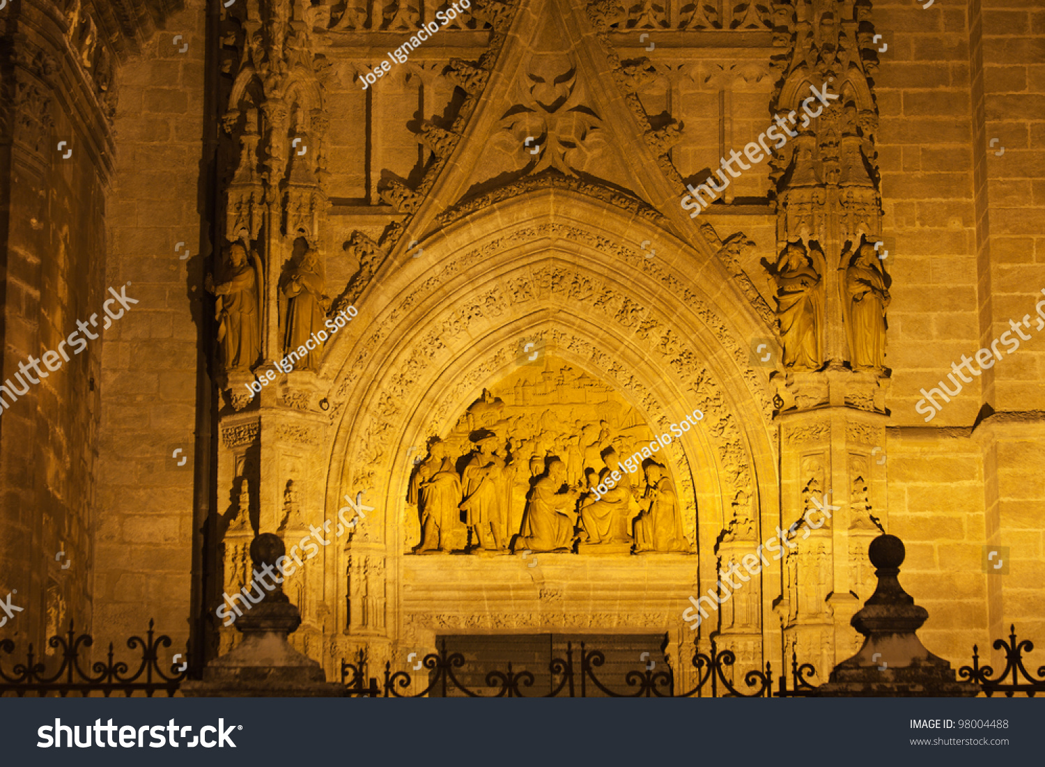 普埃尔塔·德·帕洛斯塞维利亚大教堂的夜间照