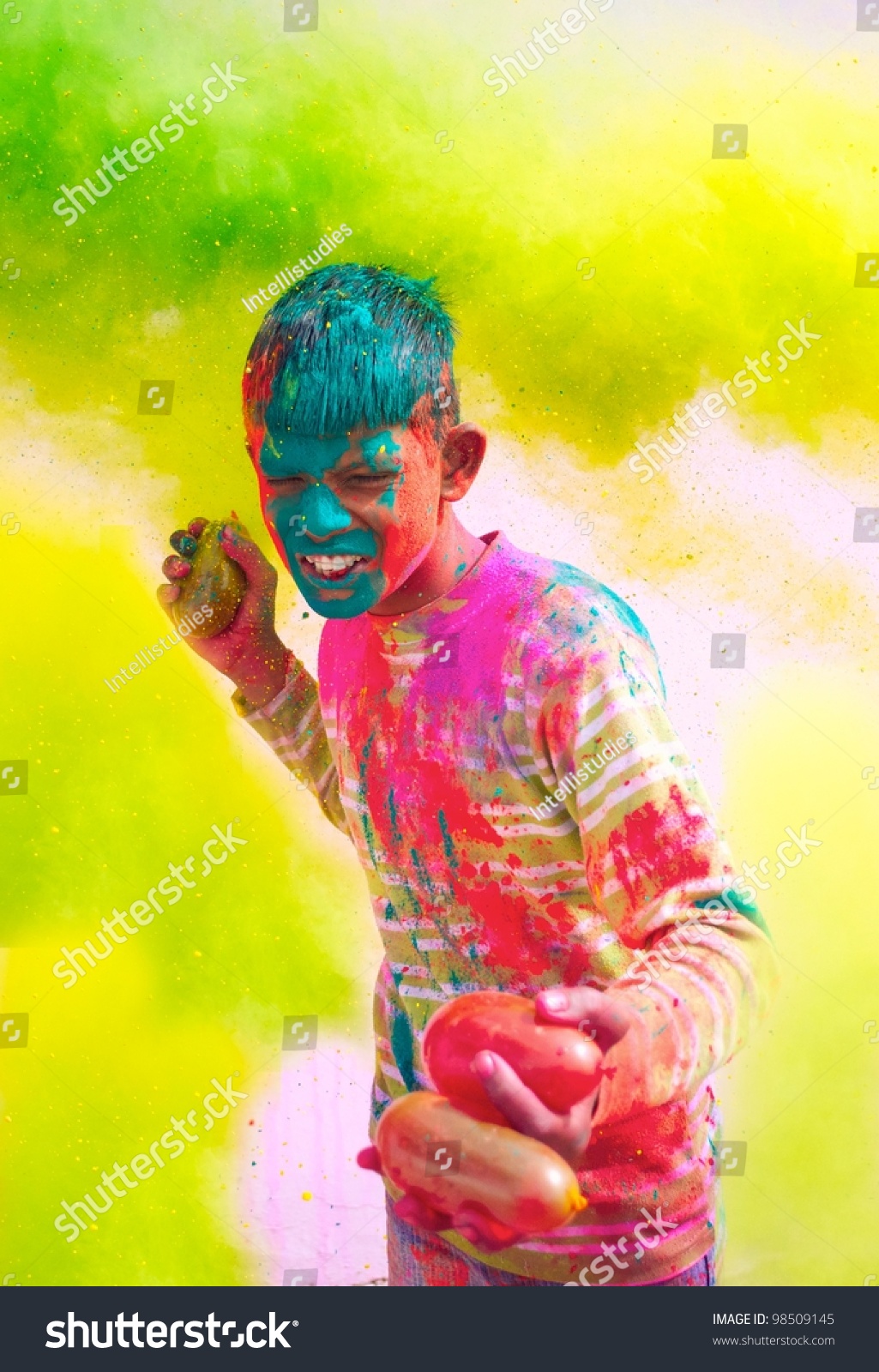 胡里节庆祝活动--年轻的印度男孩玩水气球胡里