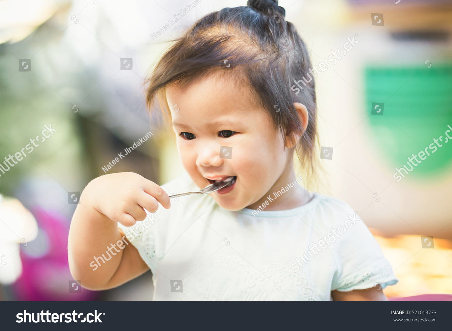 when can baby use spoon