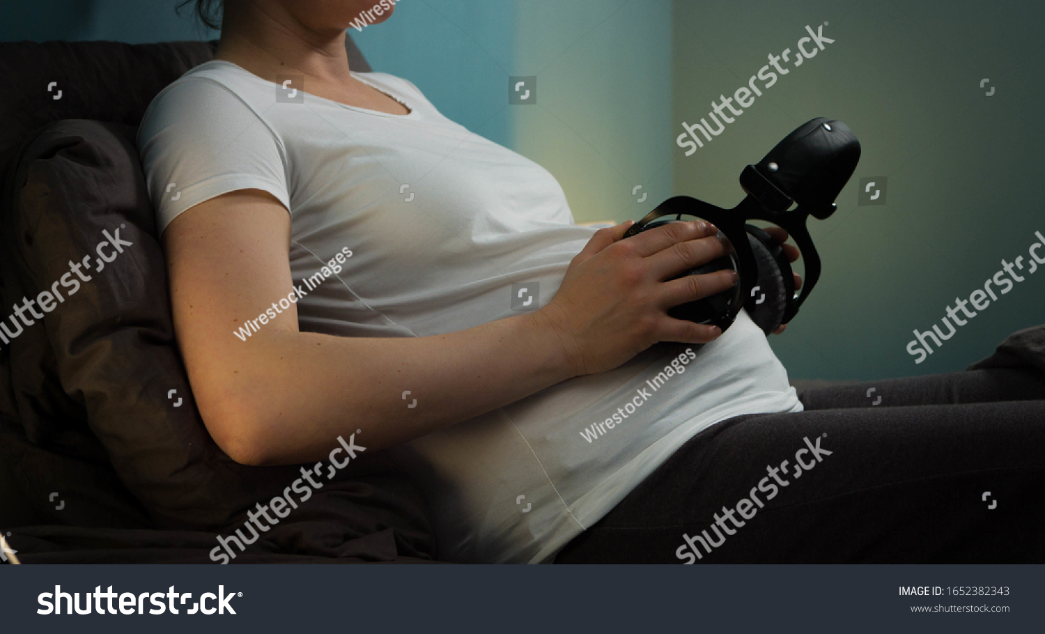 Beautiful Shot Pregnant Woman Bed Holding库存照片1652382343 Shutterstock