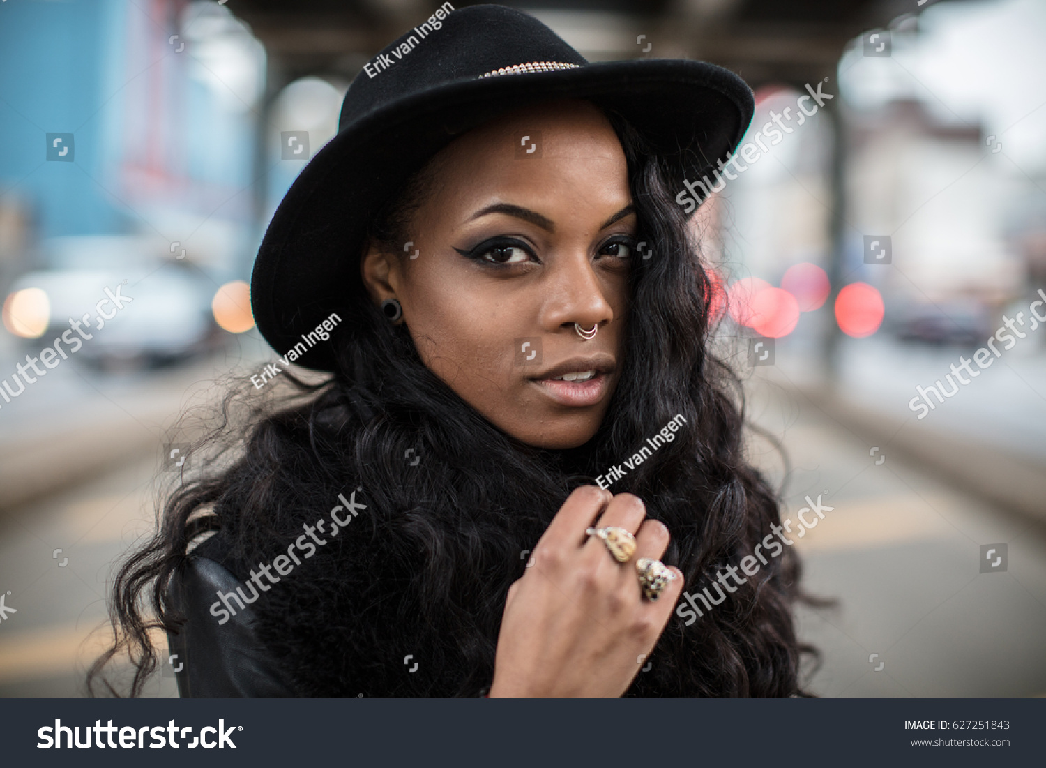 Beautiful Tattooed Black Woman Poses Streets 스톡 사진 627251843 Shutterstock 7350