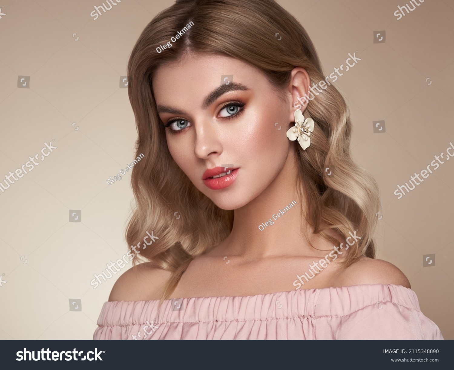 3. Wavy Blonde Hair Girl High Resolution Stock Photography and Images - Alamy - wide 11