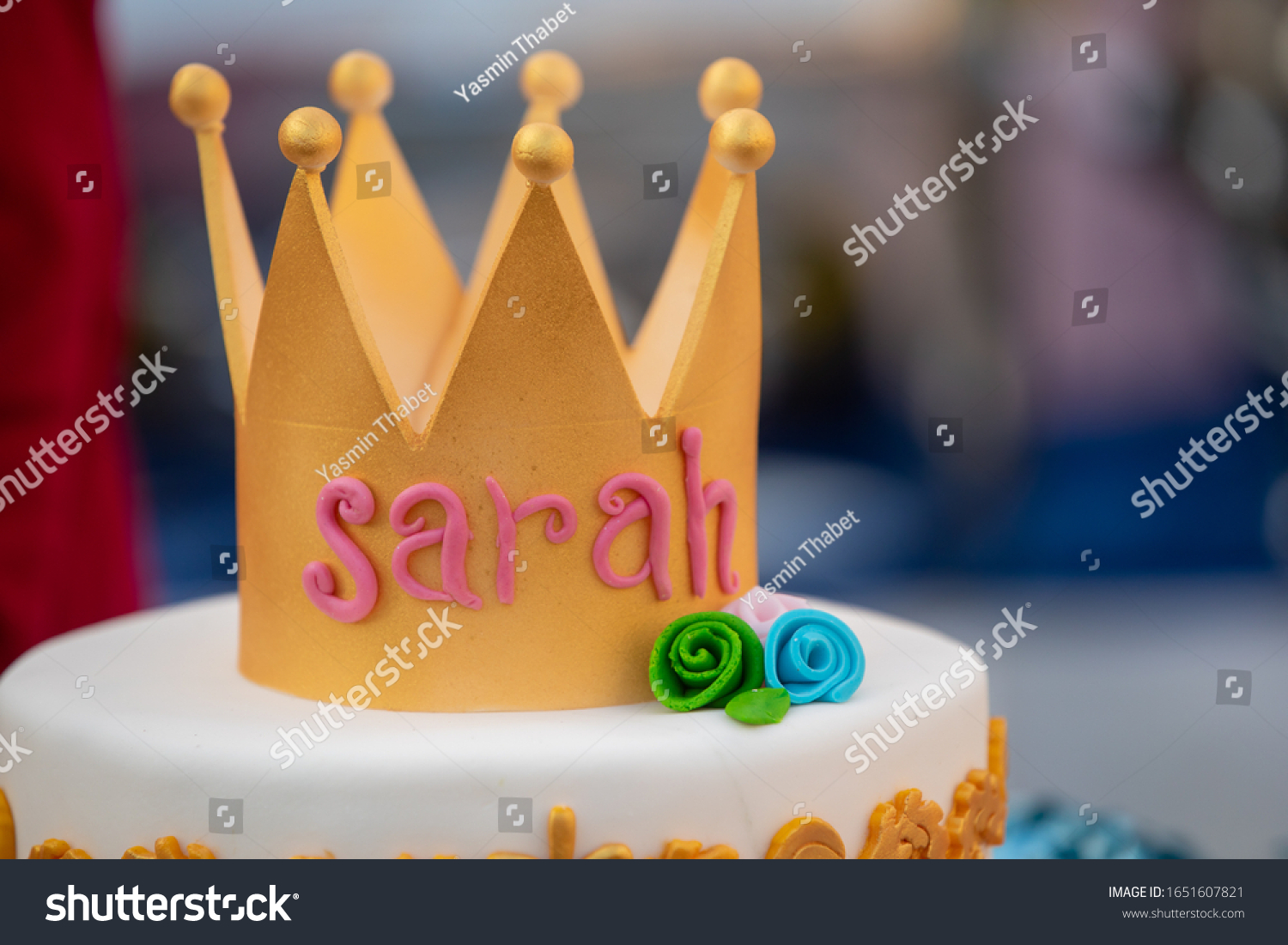 Un Gateau D Anniversaire Porte Le Nom Photo De Stock Modifiable