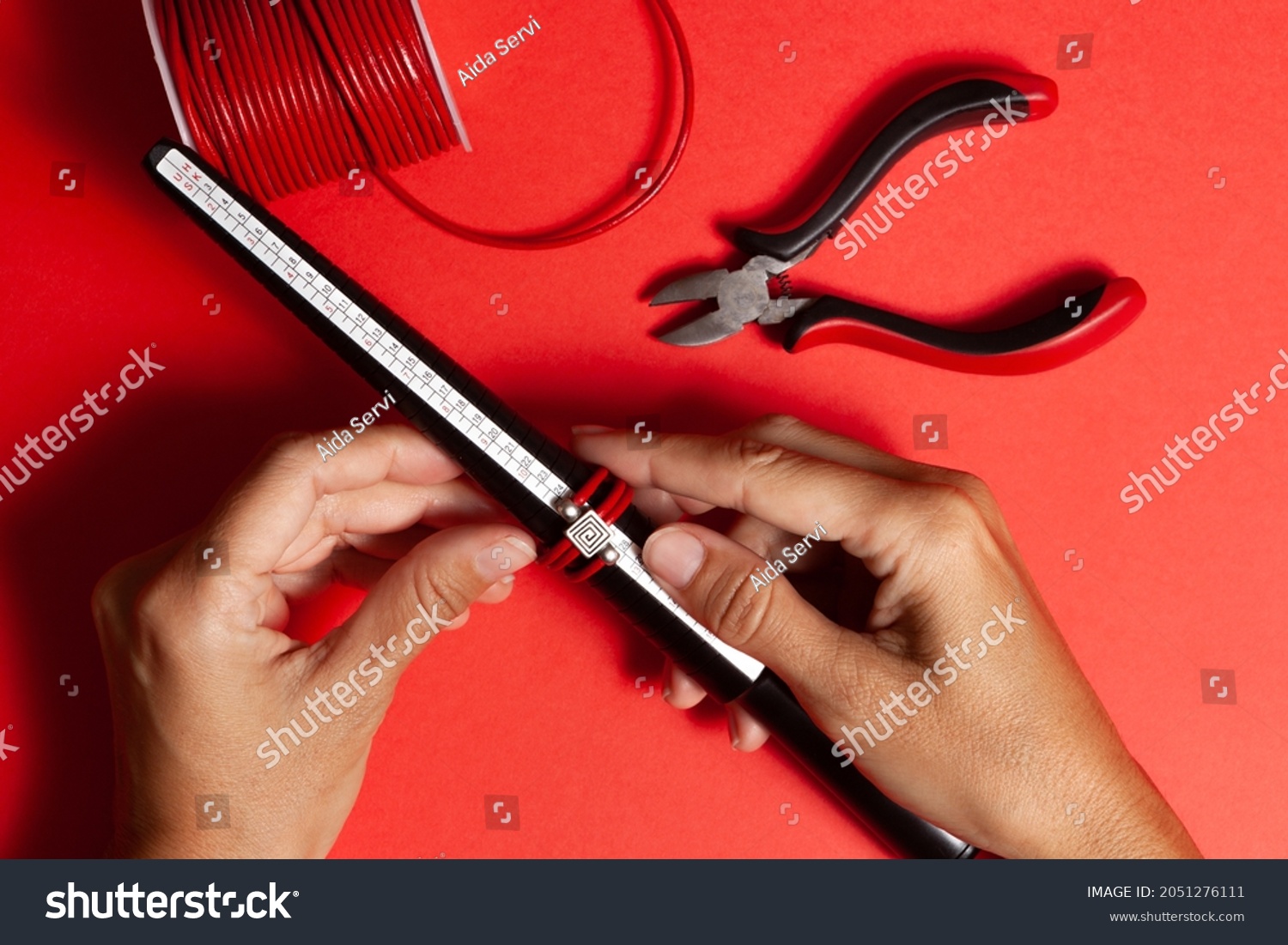 Hands Cutting Paper Scissors On Black库存照片 Shutterstock