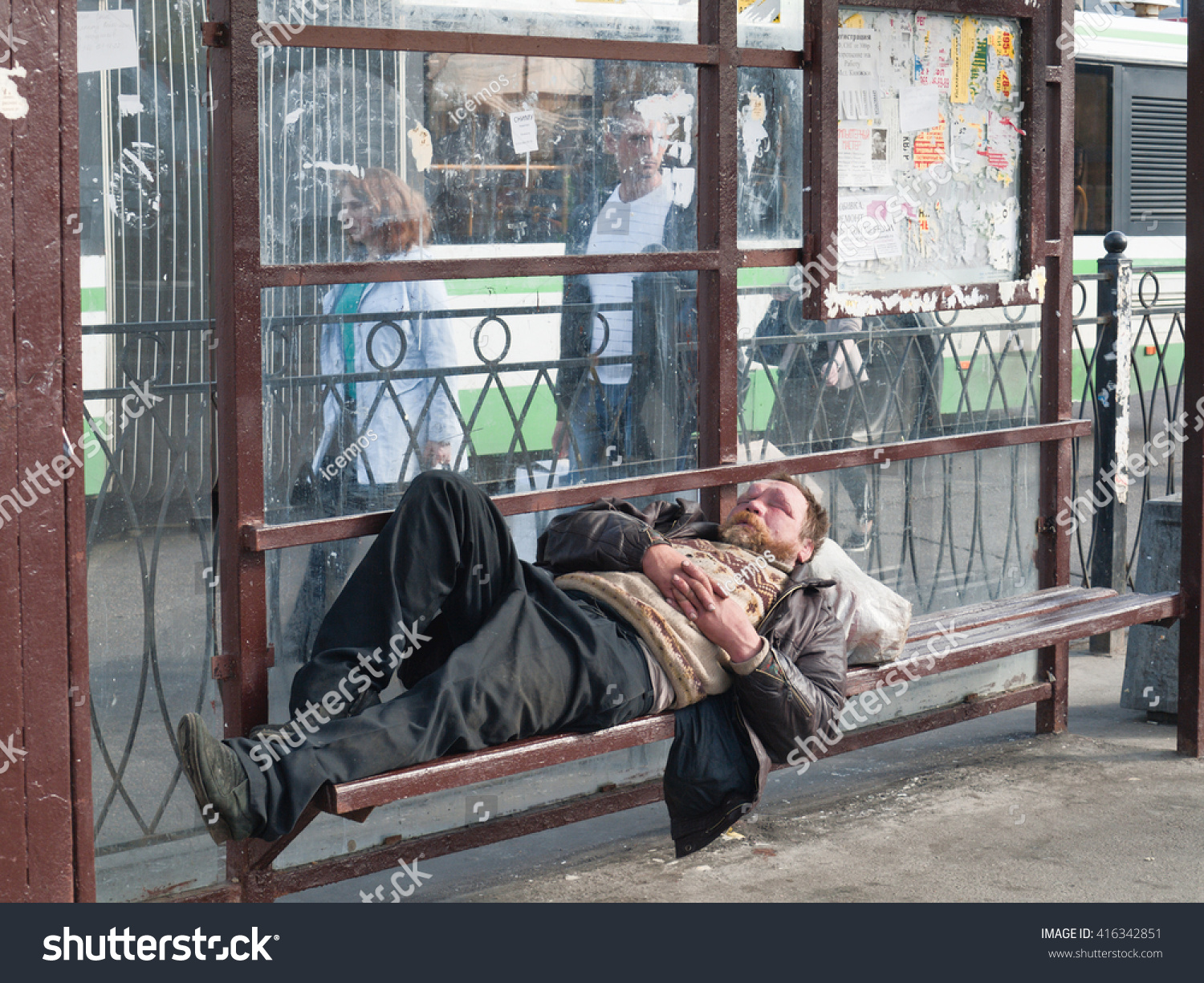 Drunk Homeless Man Sleeping Bus Stop 스톡 사진 416342851 Shutterstock