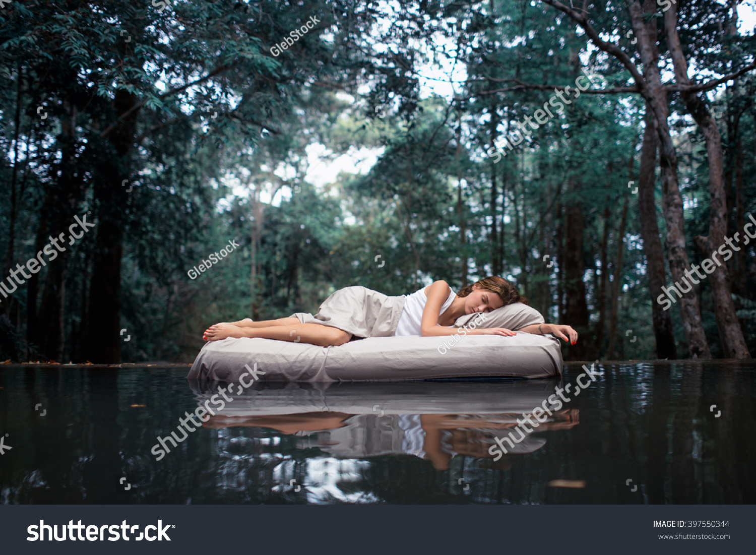 隠れた場所 深い森の中で眠っている女性は エアベッドの上に横たわる の写真素材 今すぐ編集