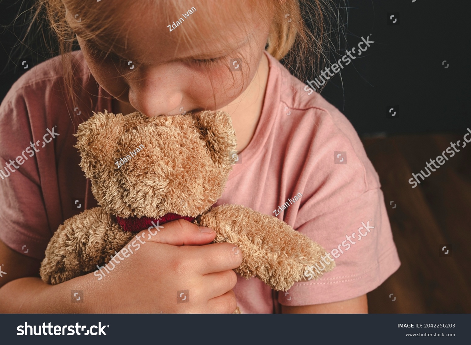 Lonely Girl Hugs Teddy Bear Quarrels库存照片2042256203 Shutterstock