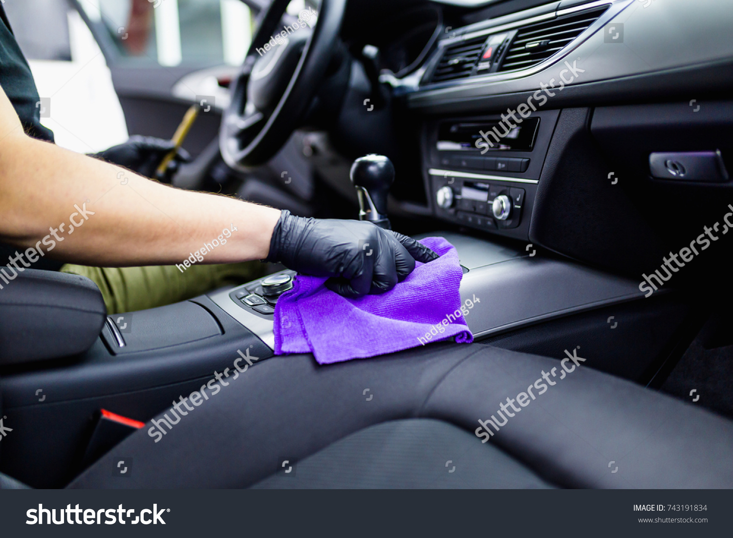 Man Cleaning Car Interior Car Detailing Stockfoto Jetzt