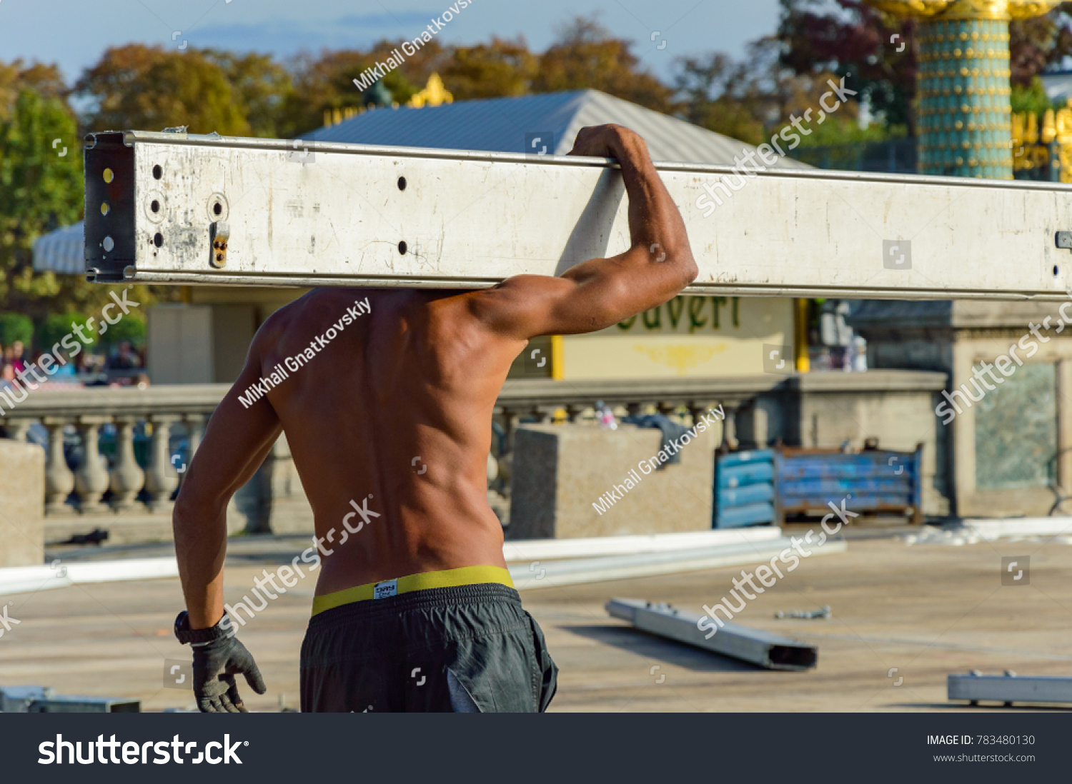 Man Naked Torso Lifts Metal Beam Foto De Stock Shutterstock