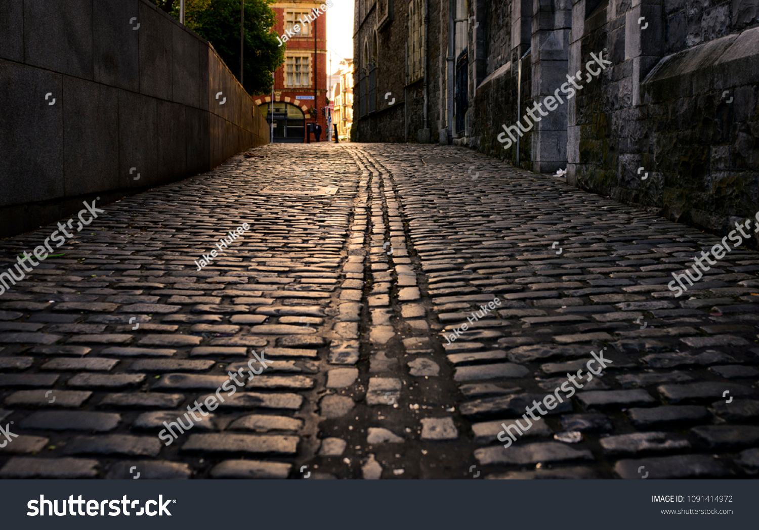 日の出の時にアイルランドのダブリンの石畳の通りの写真 朝早くに日が当たっている の写真素材 今すぐ編集