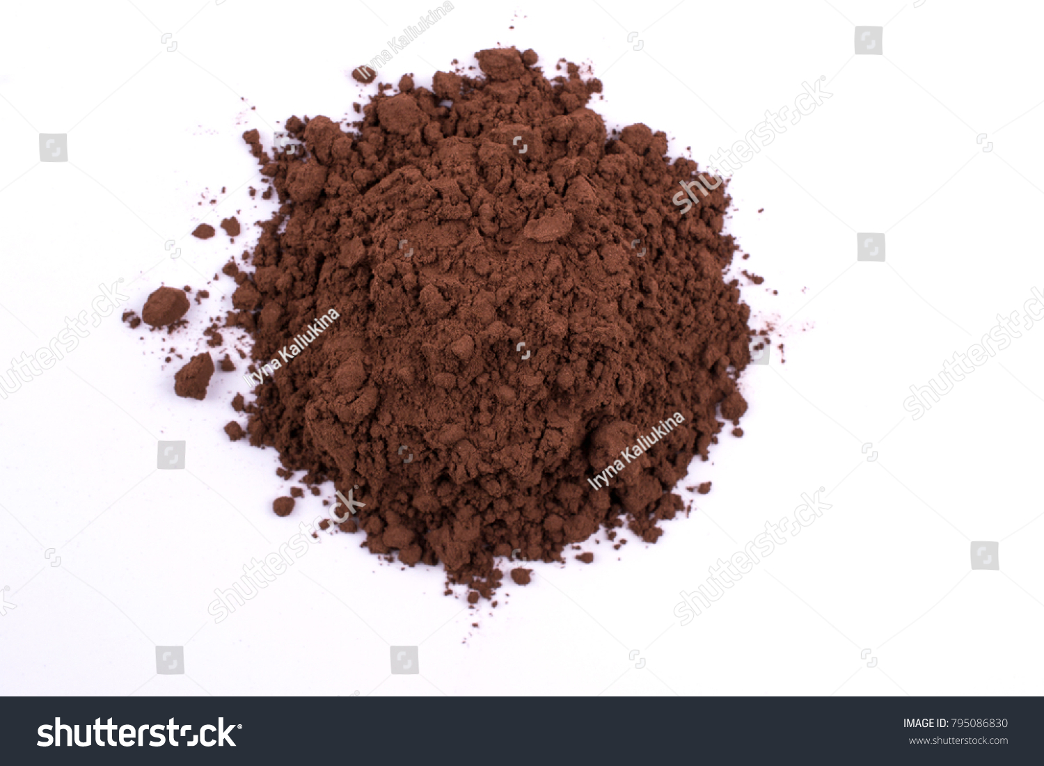 白い背景に茶色のココアチョコレートパウダーの山 の写真素材 今すぐ編集