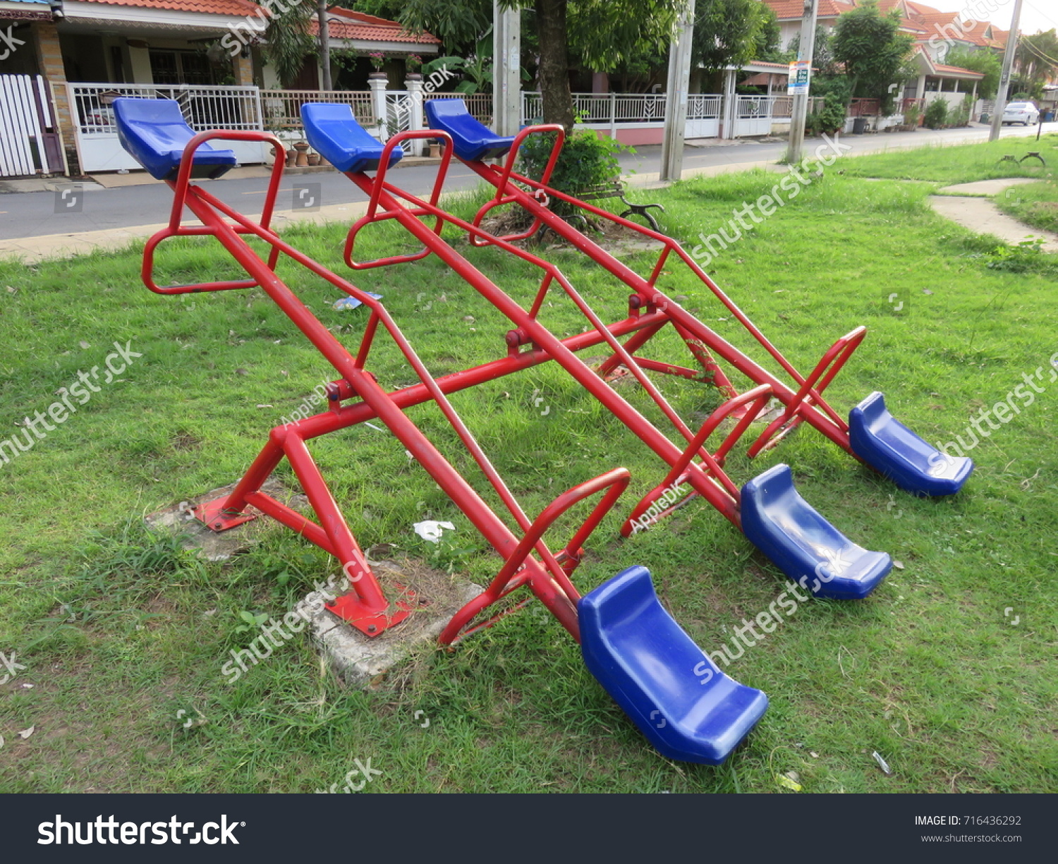 teeter totter vs seesaw