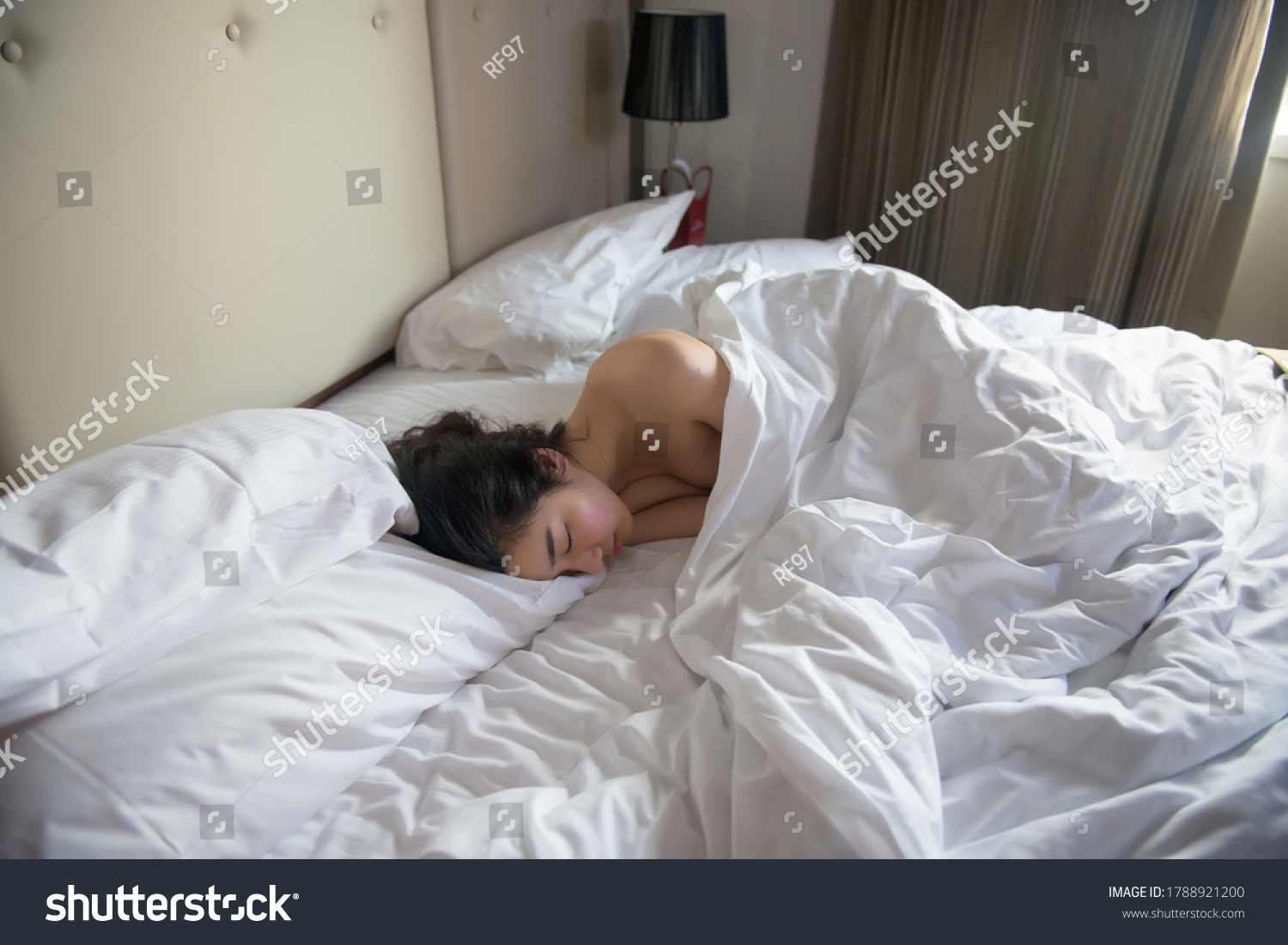 asian girl sleeping naked porn gallerie