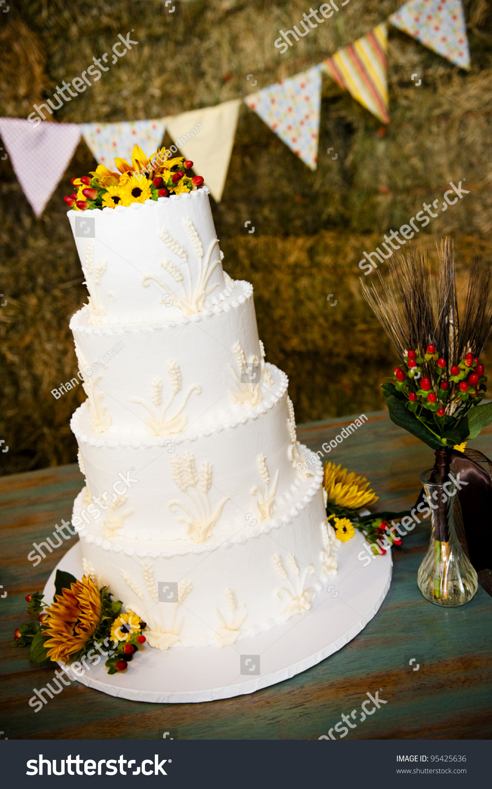 Wedding Cake Inside Rustic Barn Hay Stock Photo Edit Now 95425636