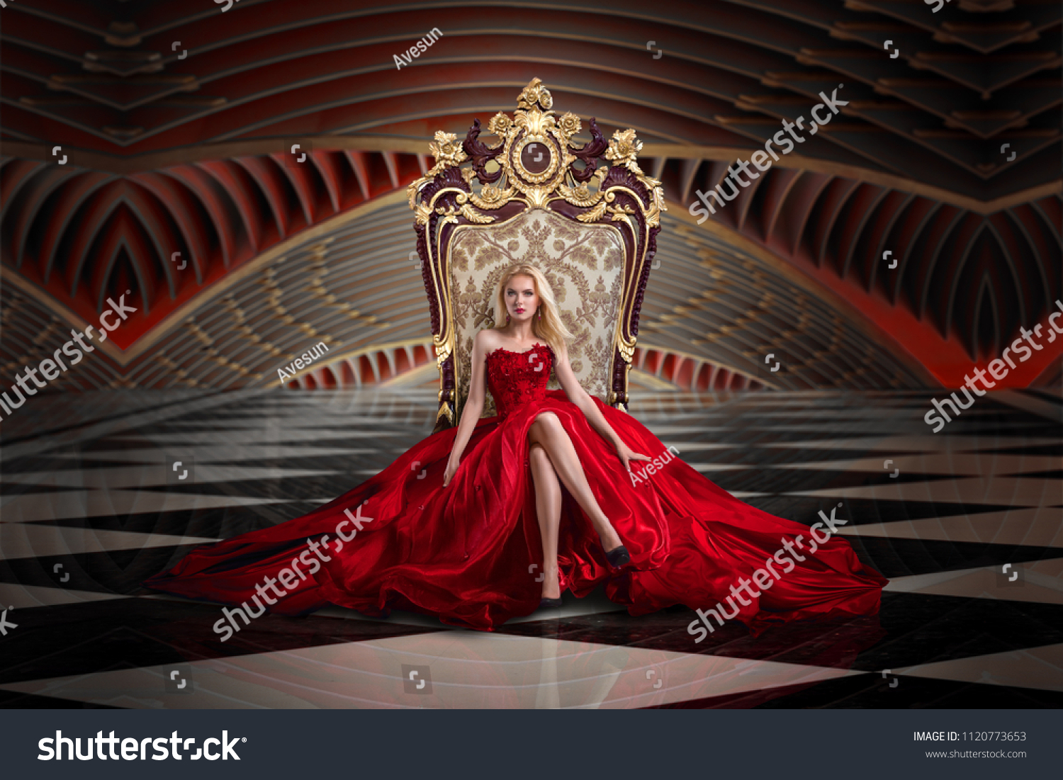 女王の玉座に座る豪華なガウンを着た女性 の写真素材 今すぐ編集