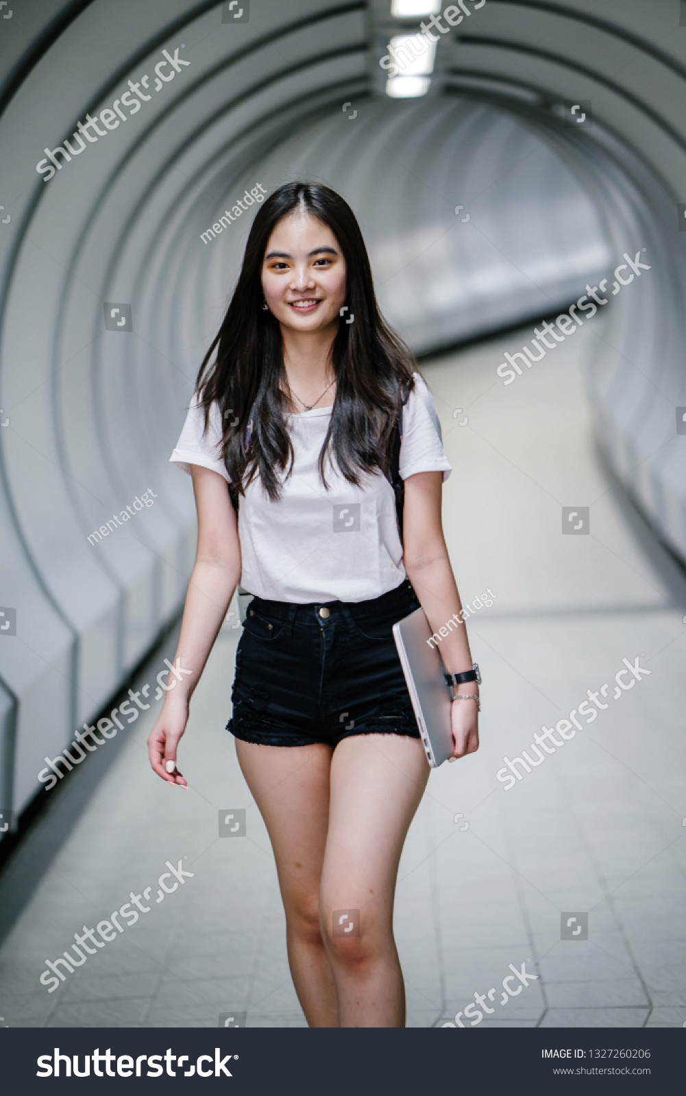 Young Cute Pretty Chinese Asian Girl Foto De Stock Editar Ahora 1327260206 Shutterstock 