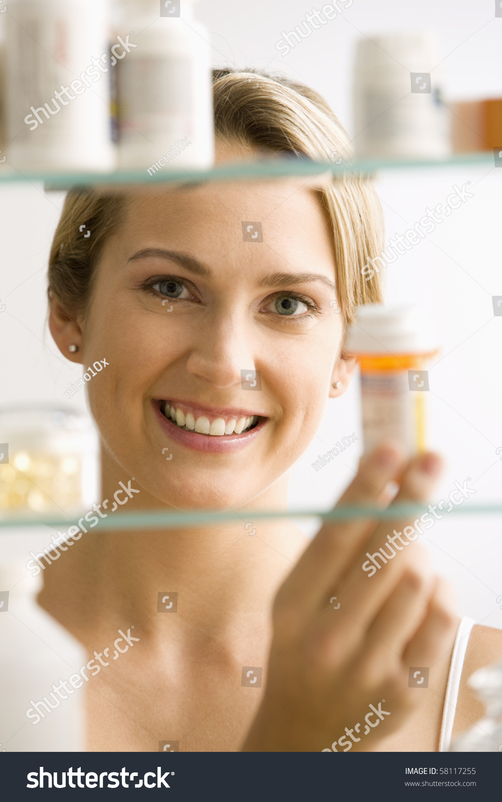Young Woman Looks Through Medicine Cabinet Stockfoto Jetzt