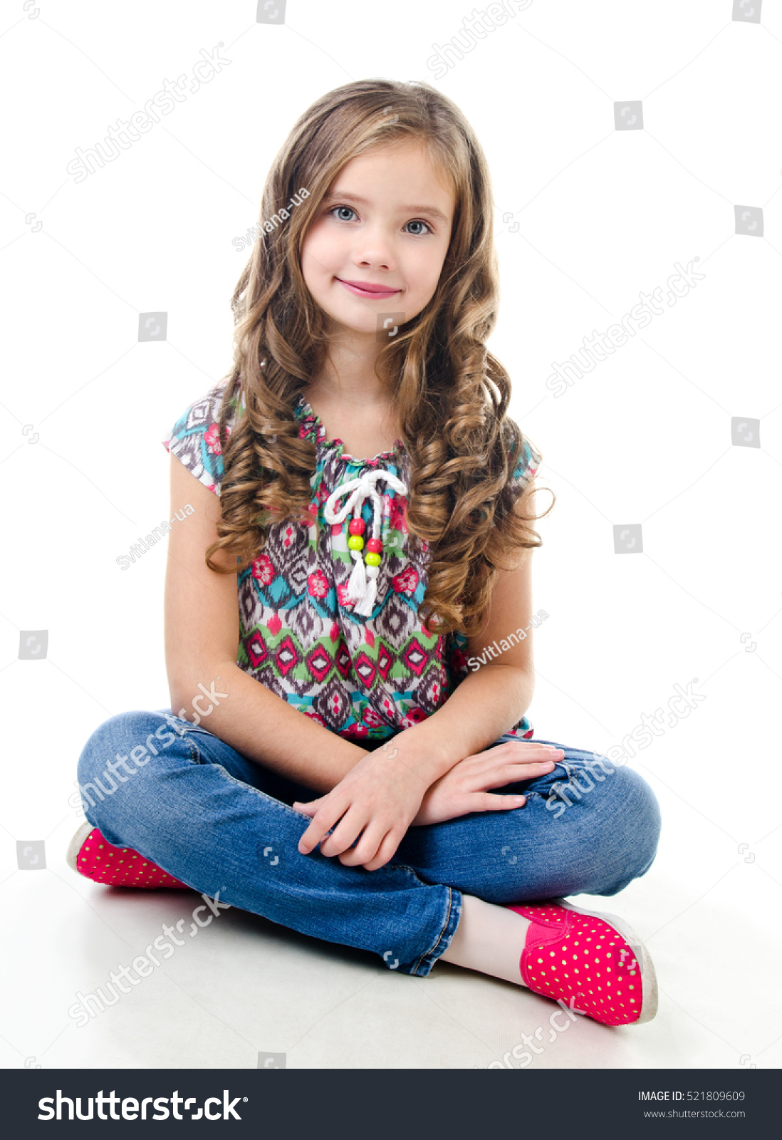 Adorable Smiling Little Girl Sitting On: Ảnh Có Sẵn (chỉnh Sửa Ngay