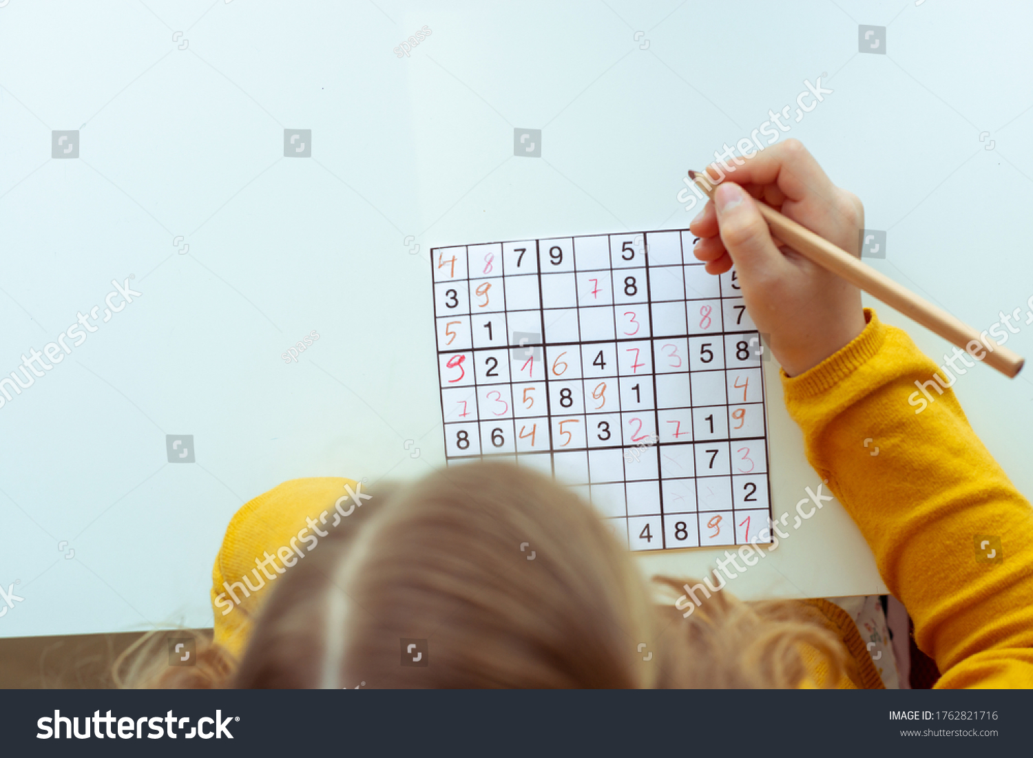 adorable-adolescente-resolviendo-sudoku-en-el-foto-de-stock-1762821716