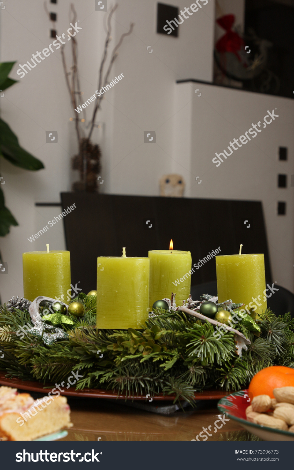 Adventkranz Mit Vier Kerzen Auf Tisch Stock Photo Edit Now