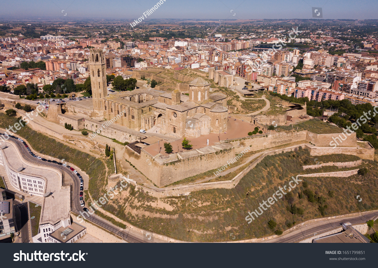 Vista aérea del paisaje urbano de Lleida y principal monumento histórico - Antigua Catedral Gótica, Cataluña, España 