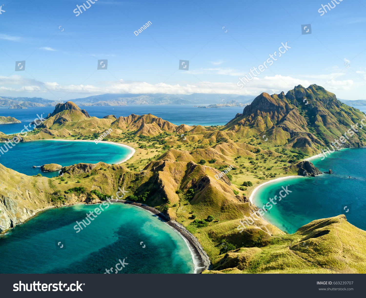 Pulau Padar, View 3 Teluk Sekaligus dari Satu Titik – Nggak Akan Nyesel Nanjak Demi Foto Keren Ini!
