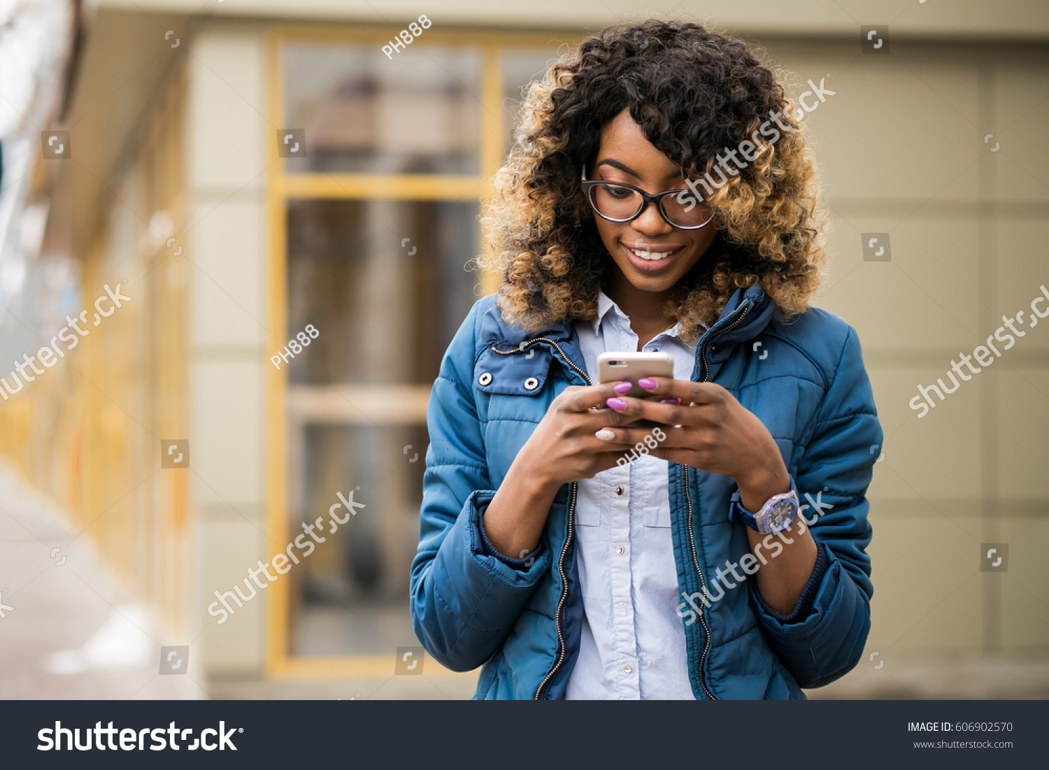 61,604 Black girl holding phone Images, Stock Photos & Vectors ...