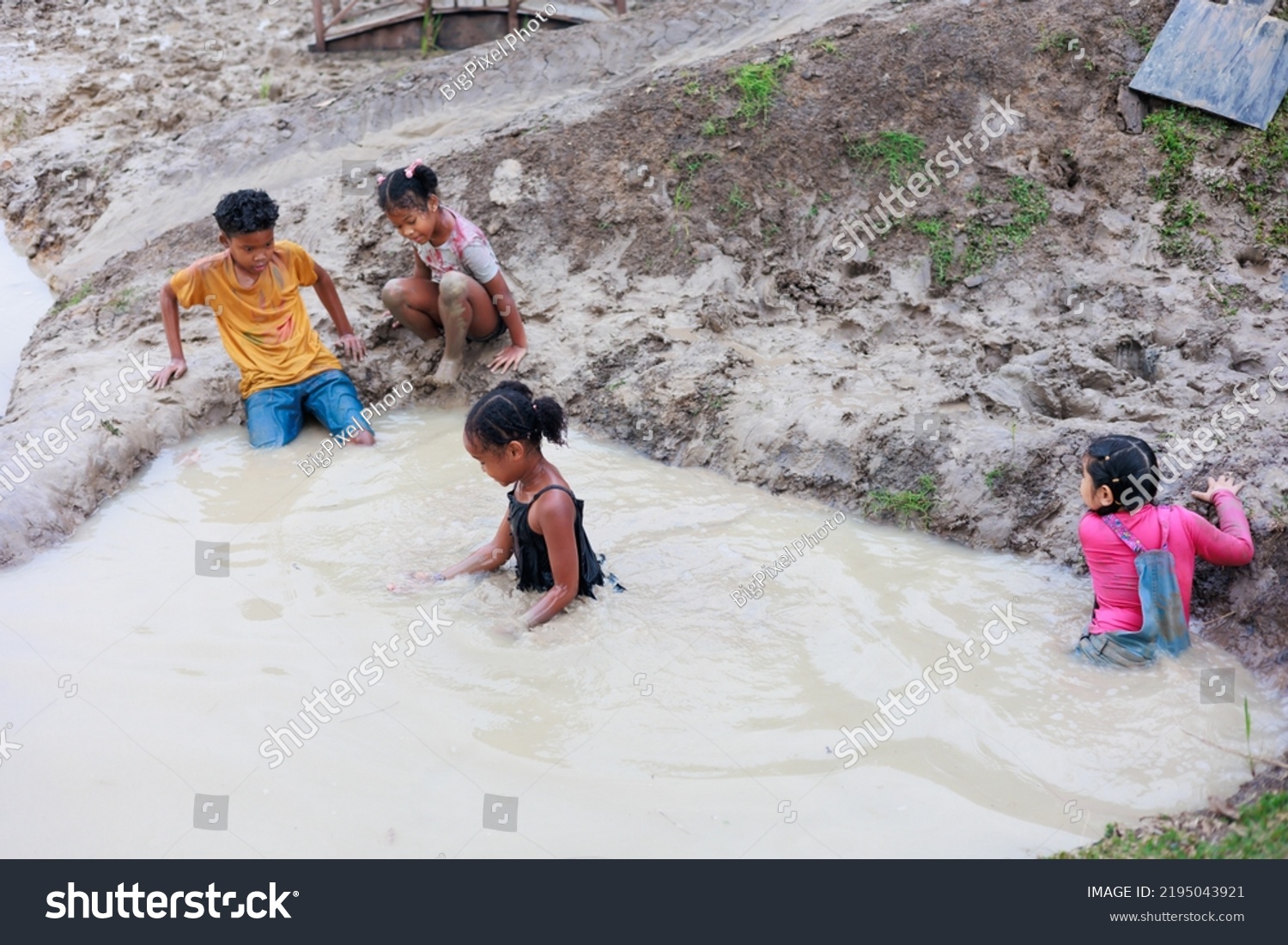 1,079,501 Children water Images, Stock Photos & Vectors | Shutterstock