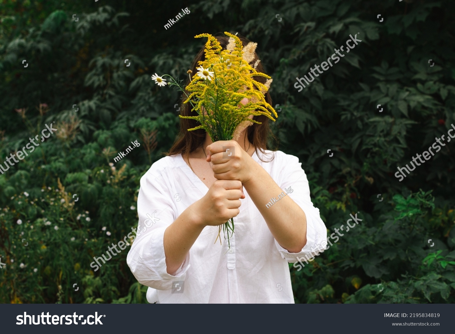 34 Holding hers wedding dress both hands Images, Stock Photos & Vectors ...