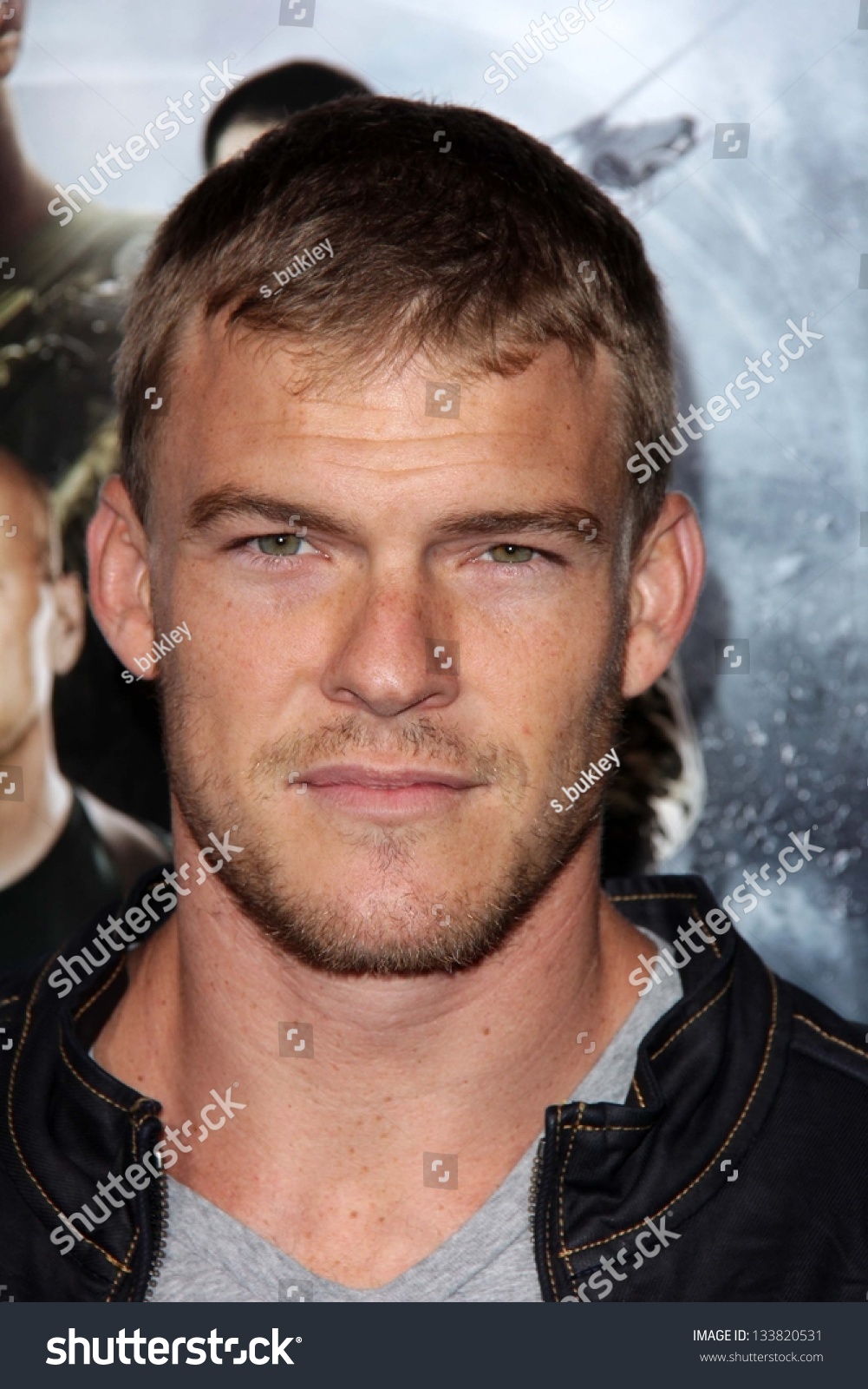 alan ritchson reacher Lagger