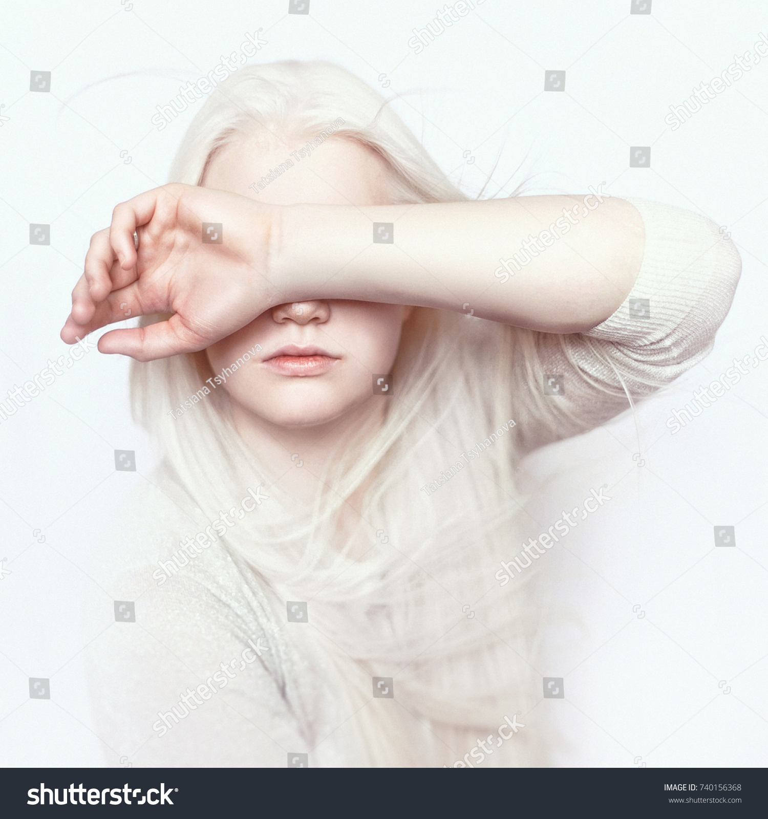 白い肌 自然の唇 白い髪のアルビノの女の子 明るい背景に写真の顔 頭のポートレート 金髪娘 の写真素材 今すぐ編集