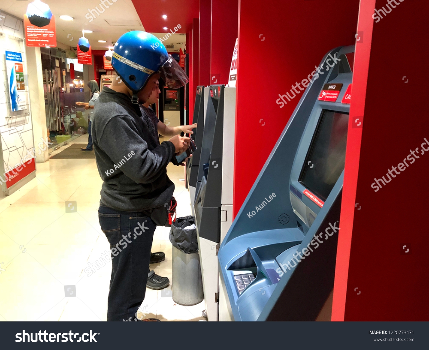 Alor Setarkedahmalaysia 03112018 People Withdrawing Money Stock 