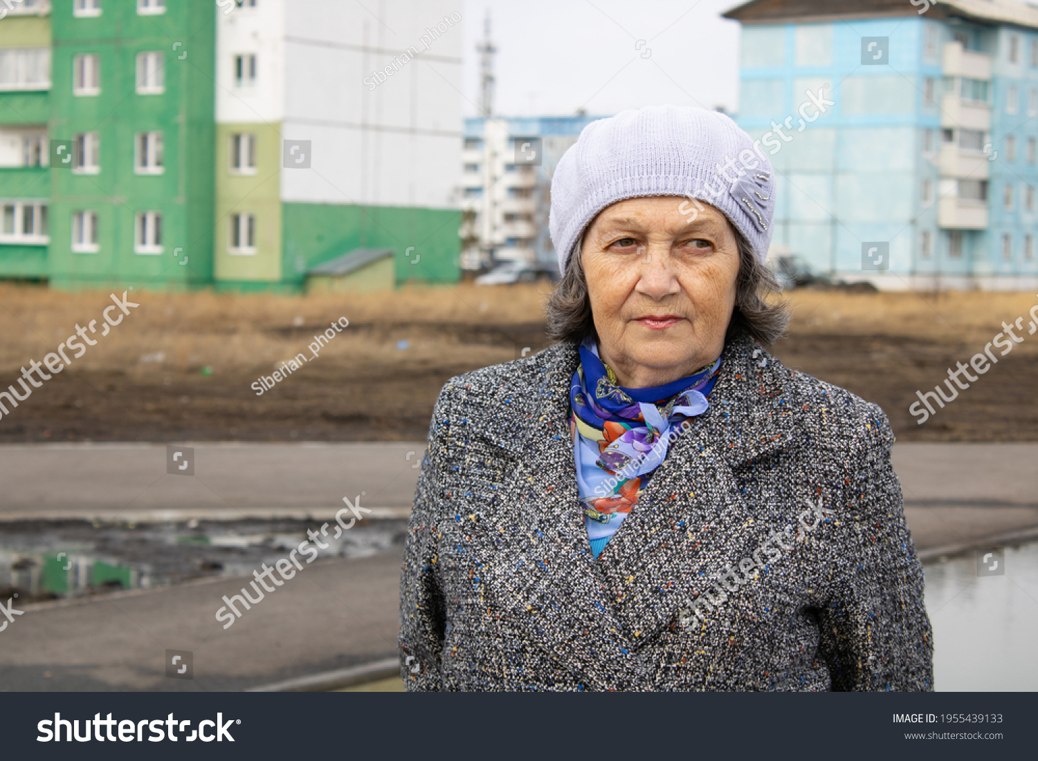 Elderly Woman Street Looks Into Stock-foto (rediger nu) 1955439133