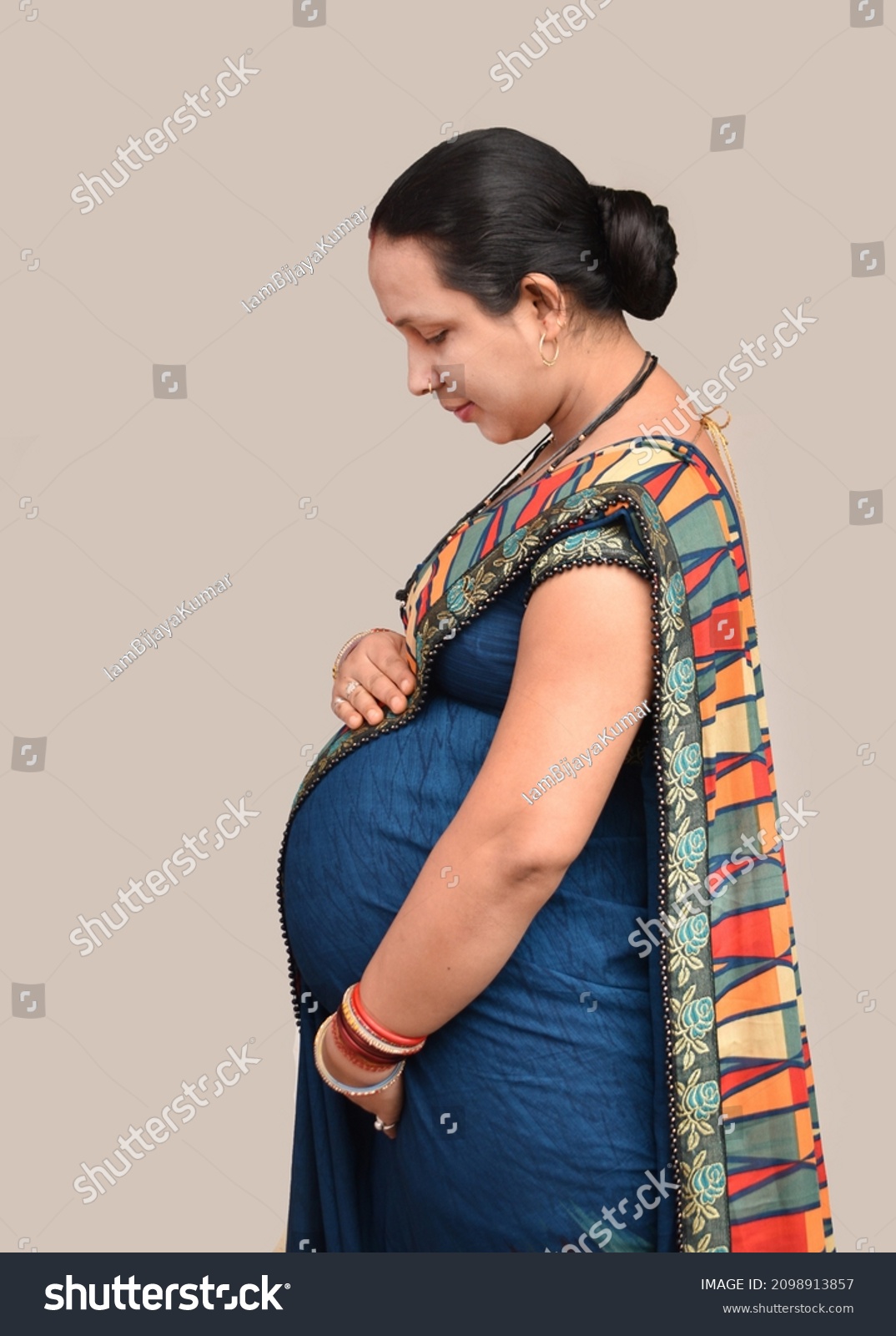 175 рез по запросу Pregnant Woman In Saree — изображения стоковые фотографии и векторная 